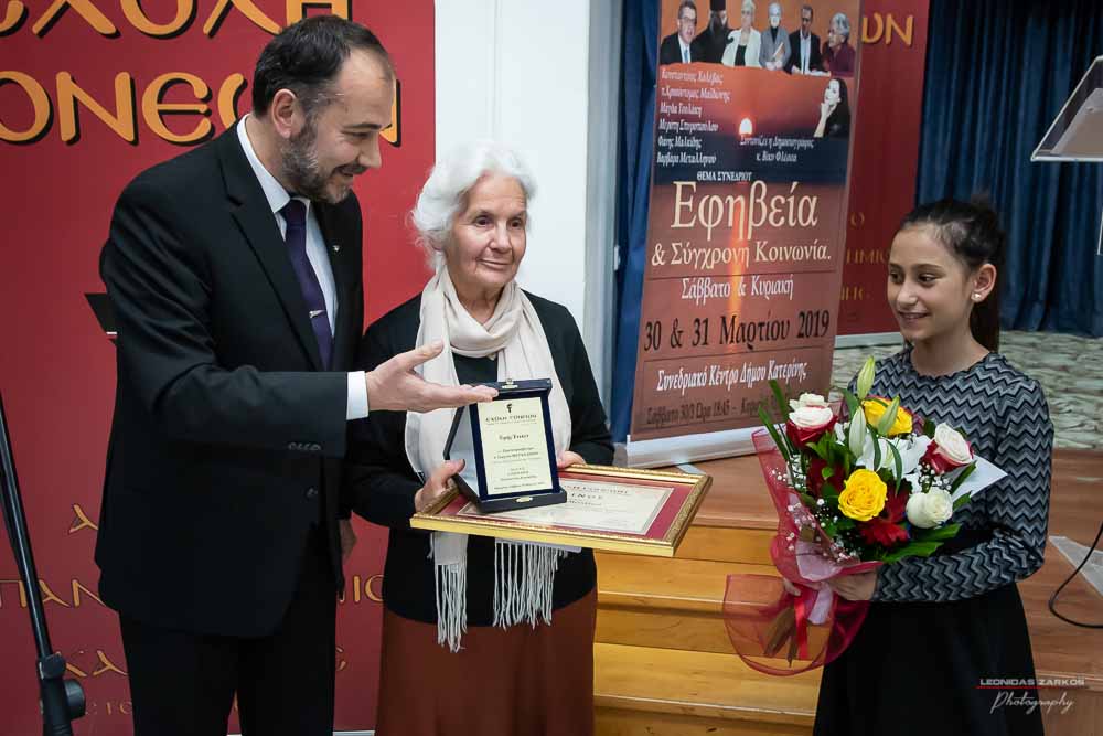 Με μεγάλη επιτυχία, σε μια κατάμεστη αίθουσα και με πλήρη αποδοχή του κόσμου πραγματοποιήθηκε το Σάββατο 30 Μαρτίου 2019 το 3ο Διήμερο Επιστημονικό Συνέδριο της Σχολής Γονέων - Ανοικτό Πανεπιστήμιο Κατερίνης. Τον λόγο πήρε ο Δήμαρχος Κατερίνης κ. Σάββας Χιονίδης, όποιος αναφέρθηκε στην γέννηση της Ιδέας της Σχολής Γονέων από τον πρώτο πρόεδρο κ. Δημήτριος Δημηνά. Άξιος συνεχιστής του έργου του αναδείχθηκε ο νύν Πρόεδρος κ. Κωνσταντίνος Κορομπίλης, όποιος κάνει γνωστό το έργο της Σχολής στα πέρατα της γης. Ο μητροπολίτης Κατερίνης, Κίτρους και Πλαταμώνος κ. Γεώργιος τόνισε την σπουδαιότητα της ύπαρξης μιας τέτοιας Σχολής, ένα Ανοικτό Πανεπιστήμιο για όλους τους ανθρώπους. Στην συνέχεια μίλησε ο κ. Στ. Παπαθεμελής, ο οποίος αξιολογώντας το συνολικό έργο της Σχολής διέκρινε την ανάδειξη της Ελληνικότητας ως το μεγαλύτερο αγαθό. Ο πρόεδρος της Σχολής Γονέων κ. Κ. Κορομπίλης στον χαιρετισμό του ευχαρίστησε το πλήθος του κόσμου που αγκάλιασε το έργο του Σχολής αλλά και όσους συνέδραμαν για να ολοκληρωθεί. Επεσήμανε την σπουδαιότητα της ύπαρξης της σχολής για την αφύπνιση και την πνευματική αναγέννηση του ανθρώπου. Χαιρέτισε την Ομογένεια (η οποία έβλεπε σε live streming την εκδήλωση) αναφέροντας ότι μόνο τον τελευταίο χρόνο είχαμε 6.400.000 λεπτά θέασης σε 110 χώρες! Στον συντονισμό και παρουσίαση βρισκόταν η έγκριτη και γνωστή δημοσιογράφος κ. Βίκυ Φλέσσα.