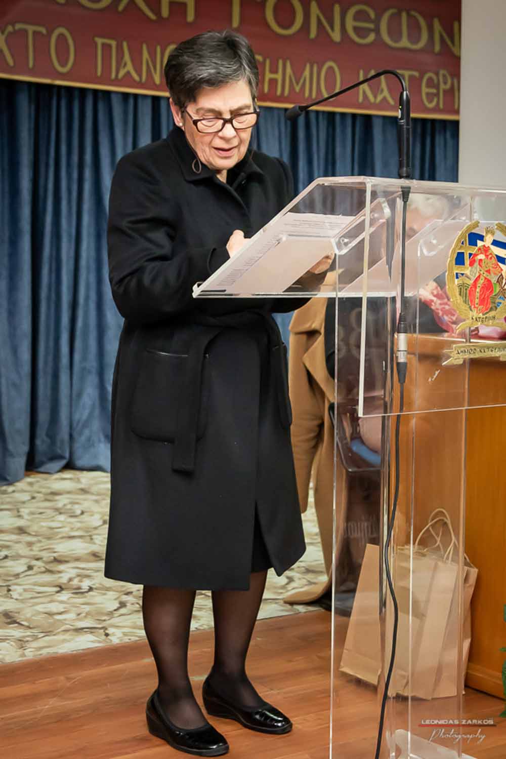 Με μεγάλη επιτυχία, σε μια κατάμεστη αίθουσα και με πλήρη αποδοχή του κόσμου πραγματοποιήθηκε το Σάββατο 30 Μαρτίου 2019 το 3ο Διήμερο Επιστημονικό Συνέδριο της Σχολής Γονέων - Ανοικτό Πανεπιστήμιο Κατερίνης. Τον λόγο πήρε ο Δήμαρχος Κατερίνης κ. Σάββας Χιονίδης, όποιος αναφέρθηκε στην γέννηση της Ιδέας της Σχολής Γονέων από τον πρώτο πρόεδρο κ. Δημήτριος Δημηνά. Άξιος συνεχιστής του έργου του αναδείχθηκε ο νύν Πρόεδρος κ. Κωνσταντίνος Κορομπίλης, όποιος κάνει γνωστό το έργο της Σχολής στα πέρατα της γης. Ο μητροπολίτης Κατερίνης, Κίτρους και Πλαταμώνος κ. Γεώργιος τόνισε την σπουδαιότητα της ύπαρξης μιας τέτοιας Σχολής, ένα Ανοικτό Πανεπιστήμιο για όλους τους ανθρώπους. Στην συνέχεια μίλησε ο κ. Στ. Παπαθεμελής, ο οποίος αξιολογώντας το συνολικό έργο της Σχολής διέκρινε την ανάδειξη της Ελληνικότητας ως το μεγαλύτερο αγαθό. Ο πρόεδρος της Σχολής Γονέων κ. Κ. Κορομπίλης στον χαιρετισμό του ευχαρίστησε το πλήθος του κόσμου που αγκάλιασε το έργο του Σχολής αλλά και όσους συνέδραμαν για να ολοκληρωθεί. Επεσήμανε την σπουδαιότητα της ύπαρξης της σχολής για την αφύπνιση και την πνευματική αναγέννηση του ανθρώπου. Χαιρέτισε την Ομογένεια (η οποία έβλεπε σε live streming την εκδήλωση) αναφέροντας ότι μόνο τον τελευταίο χρόνο είχαμε 6.400.000 λεπτά θέασης σε 110 χώρες! Στον συντονισμό και παρουσίαση βρισκόταν η έγκριτη και γνωστή δημοσιογράφος κ. Βίκυ Φλέσσα.
