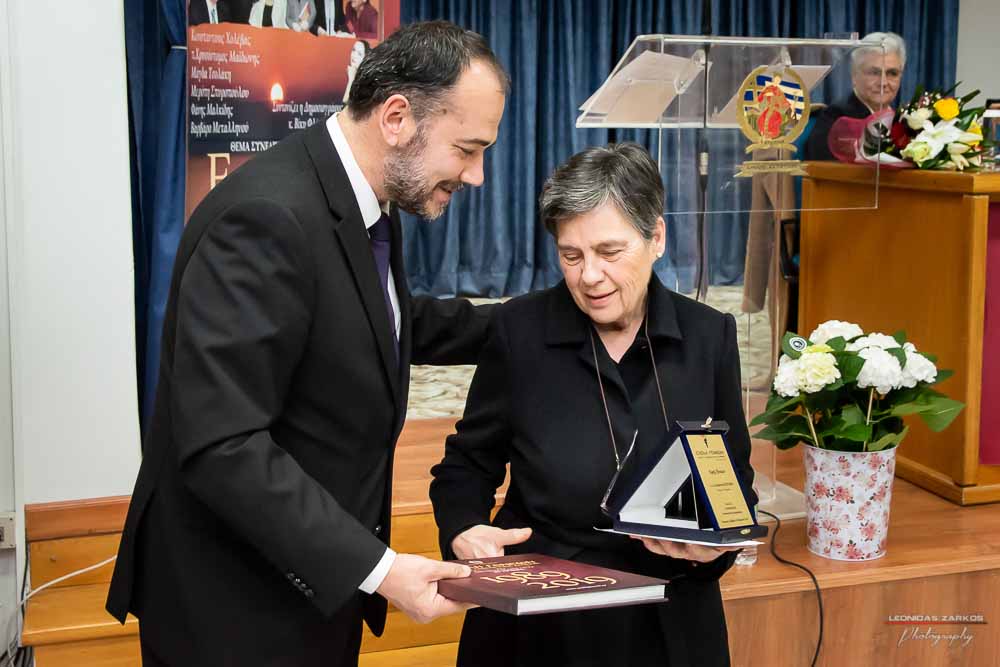 Με μεγάλη επιτυχία, σε μια κατάμεστη αίθουσα και με πλήρη αποδοχή του κόσμου πραγματοποιήθηκε το Σάββατο 30 Μαρτίου 2019 το 3ο Διήμερο Επιστημονικό Συνέδριο της Σχολής Γονέων - Ανοικτό Πανεπιστήμιο Κατερίνης. Τον λόγο πήρε ο Δήμαρχος Κατερίνης κ. Σάββας Χιονίδης, όποιος αναφέρθηκε στην γέννηση της Ιδέας της Σχολής Γονέων από τον πρώτο πρόεδρο κ. Δημήτριος Δημηνά. Άξιος συνεχιστής του έργου του αναδείχθηκε ο νύν Πρόεδρος κ. Κωνσταντίνος Κορομπίλης, όποιος κάνει γνωστό το έργο της Σχολής στα πέρατα της γης. Ο μητροπολίτης Κατερίνης, Κίτρους και Πλαταμώνος κ. Γεώργιος τόνισε την σπουδαιότητα της ύπαρξης μιας τέτοιας Σχολής, ένα Ανοικτό Πανεπιστήμιο για όλους τους ανθρώπους. Στην συνέχεια μίλησε ο κ. Στ. Παπαθεμελής, ο οποίος αξιολογώντας το συνολικό έργο της Σχολής διέκρινε την ανάδειξη της Ελληνικότητας ως το μεγαλύτερο αγαθό. Ο πρόεδρος της Σχολής Γονέων κ. Κ. Κορομπίλης στον χαιρετισμό του ευχαρίστησε το πλήθος του κόσμου που αγκάλιασε το έργο του Σχολής αλλά και όσους συνέδραμαν για να ολοκληρωθεί. Επεσήμανε την σπουδαιότητα της ύπαρξης της σχολής για την αφύπνιση και την πνευματική αναγέννηση του ανθρώπου. Χαιρέτισε την Ομογένεια (η οποία έβλεπε σε live streming την εκδήλωση) αναφέροντας ότι μόνο τον τελευταίο χρόνο είχαμε 6.400.000 λεπτά θέασης σε 110 χώρες! Στον συντονισμό και παρουσίαση βρισκόταν η έγκριτη και γνωστή δημοσιογράφος κ. Βίκυ Φλέσσα.