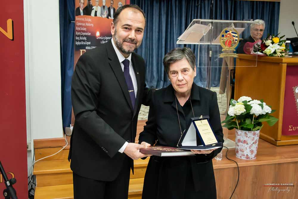 Με μεγάλη επιτυχία, σε μια κατάμεστη αίθουσα και με πλήρη αποδοχή του κόσμου πραγματοποιήθηκε το Σάββατο 30 Μαρτίου 2019 το 3ο Διήμερο Επιστημονικό Συνέδριο της Σχολής Γονέων - Ανοικτό Πανεπιστήμιο Κατερίνης. Τον λόγο πήρε ο Δήμαρχος Κατερίνης κ. Σάββας Χιονίδης, όποιος αναφέρθηκε στην γέννηση της Ιδέας της Σχολής Γονέων από τον πρώτο πρόεδρο κ. Δημήτριος Δημηνά. Άξιος συνεχιστής του έργου του αναδείχθηκε ο νύν Πρόεδρος κ. Κωνσταντίνος Κορομπίλης, όποιος κάνει γνωστό το έργο της Σχολής στα πέρατα της γης. Ο μητροπολίτης Κατερίνης, Κίτρους και Πλαταμώνος κ. Γεώργιος τόνισε την σπουδαιότητα της ύπαρξης μιας τέτοιας Σχολής, ένα Ανοικτό Πανεπιστήμιο για όλους τους ανθρώπους. Στην συνέχεια μίλησε ο κ. Στ. Παπαθεμελής, ο οποίος αξιολογώντας το συνολικό έργο της Σχολής διέκρινε την ανάδειξη της Ελληνικότητας ως το μεγαλύτερο αγαθό. Ο πρόεδρος της Σχολής Γονέων κ. Κ. Κορομπίλης στον χαιρετισμό του ευχαρίστησε το πλήθος του κόσμου που αγκάλιασε το έργο του Σχολής αλλά και όσους συνέδραμαν για να ολοκληρωθεί. Επεσήμανε την σπουδαιότητα της ύπαρξης της σχολής για την αφύπνιση και την πνευματική αναγέννηση του ανθρώπου. Χαιρέτισε την Ομογένεια (η οποία έβλεπε σε live streming την εκδήλωση) αναφέροντας ότι μόνο τον τελευταίο χρόνο είχαμε 6.400.000 λεπτά θέασης σε 110 χώρες! Στον συντονισμό και παρουσίαση βρισκόταν η έγκριτη και γνωστή δημοσιογράφος κ. Βίκυ Φλέσσα.