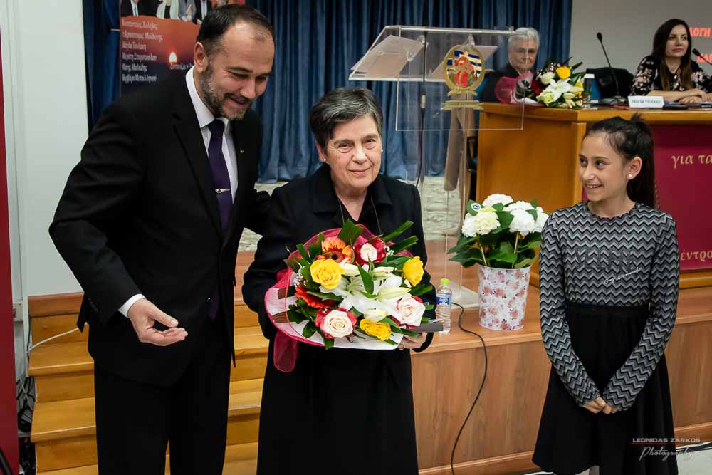 Με μεγάλη επιτυχία, σε μια κατάμεστη αίθουσα και με πλήρη αποδοχή του κόσμου πραγματοποιήθηκε το Σάββατο 30 Μαρτίου 2019 το 3ο Διήμερο Επιστημονικό Συνέδριο της Σχολής Γονέων - Ανοικτό Πανεπιστήμιο Κατερίνης. Τον λόγο πήρε ο Δήμαρχος Κατερίνης κ. Σάββας Χιονίδης, όποιος αναφέρθηκε στην γέννηση της Ιδέας της Σχολής Γονέων από τον πρώτο πρόεδρο κ. Δημήτριος Δημηνά. Άξιος συνεχιστής του έργου του αναδείχθηκε ο νύν Πρόεδρος κ. Κωνσταντίνος Κορομπίλης, όποιος κάνει γνωστό το έργο της Σχολής στα πέρατα της γης. Ο μητροπολίτης Κατερίνης, Κίτρους και Πλαταμώνος κ. Γεώργιος τόνισε την σπουδαιότητα της ύπαρξης μιας τέτοιας Σχολής, ένα Ανοικτό Πανεπιστήμιο για όλους τους ανθρώπους. Στην συνέχεια μίλησε ο κ. Στ. Παπαθεμελής, ο οποίος αξιολογώντας το συνολικό έργο της Σχολής διέκρινε την ανάδειξη της Ελληνικότητας ως το μεγαλύτερο αγαθό. Ο πρόεδρος της Σχολής Γονέων κ. Κ. Κορομπίλης στον χαιρετισμό του ευχαρίστησε το πλήθος του κόσμου που αγκάλιασε το έργο του Σχολής αλλά και όσους συνέδραμαν για να ολοκληρωθεί. Επεσήμανε την σπουδαιότητα της ύπαρξης της σχολής για την αφύπνιση και την πνευματική αναγέννηση του ανθρώπου. Χαιρέτισε την Ομογένεια (η οποία έβλεπε σε live streming την εκδήλωση) αναφέροντας ότι μόνο τον τελευταίο χρόνο είχαμε 6.400.000 λεπτά θέασης σε 110 χώρες! Στον συντονισμό και παρουσίαση βρισκόταν η έγκριτη και γνωστή δημοσιογράφος κ. Βίκυ Φλέσσα.