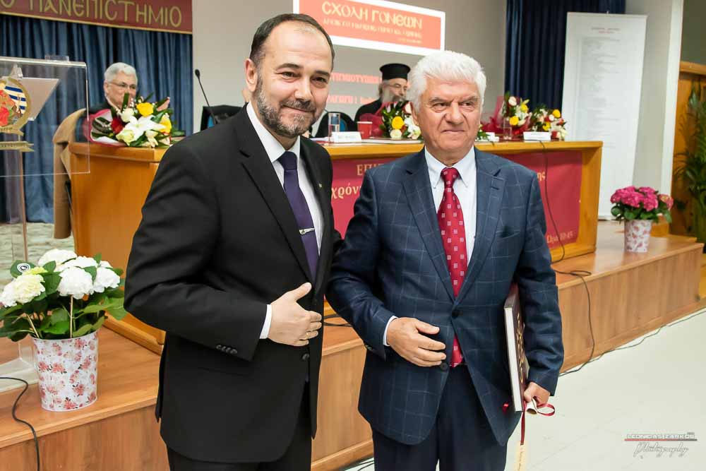 Με μεγάλη επιτυχία, σε μια κατάμεστη αίθουσα και με πλήρη αποδοχή του κόσμου πραγματοποιήθηκε το Σάββατο 30 Μαρτίου 2019 το 3ο Διήμερο Επιστημονικό Συνέδριο της Σχολής Γονέων - Ανοικτό Πανεπιστήμιο Κατερίνης. Τον λόγο πήρε ο Δήμαρχος Κατερίνης κ. Σάββας Χιονίδης, όποιος αναφέρθηκε στην γέννηση της Ιδέας της Σχολής Γονέων από τον πρώτο πρόεδρο κ. Δημήτριος Δημηνά. Άξιος συνεχιστής του έργου του αναδείχθηκε ο νύν Πρόεδρος κ. Κωνσταντίνος Κορομπίλης, όποιος κάνει γνωστό το έργο της Σχολής στα πέρατα της γης. Ο μητροπολίτης Κατερίνης, Κίτρους και Πλαταμώνος κ. Γεώργιος τόνισε την σπουδαιότητα της ύπαρξης μιας τέτοιας Σχολής, ένα Ανοικτό Πανεπιστήμιο για όλους τους ανθρώπους. Στην συνέχεια μίλησε ο κ. Στ. Παπαθεμελής, ο οποίος αξιολογώντας το συνολικό έργο της Σχολής διέκρινε την ανάδειξη της Ελληνικότητας ως το μεγαλύτερο αγαθό. Ο πρόεδρος της Σχολής Γονέων κ. Κ. Κορομπίλης στον χαιρετισμό του ευχαρίστησε το πλήθος του κόσμου που αγκάλιασε το έργο του Σχολής αλλά και όσους συνέδραμαν για να ολοκληρωθεί. Επεσήμανε την σπουδαιότητα της ύπαρξης της σχολής για την αφύπνιση και την πνευματική αναγέννηση του ανθρώπου. Χαιρέτισε την Ομογένεια (η οποία έβλεπε σε live streming την εκδήλωση) αναφέροντας ότι μόνο τον τελευταίο χρόνο είχαμε 6.400.000 λεπτά θέασης σε 110 χώρες! Στον συντονισμό και παρουσίαση βρισκόταν η έγκριτη και γνωστή δημοσιογράφος κ. Βίκυ Φλέσσα.