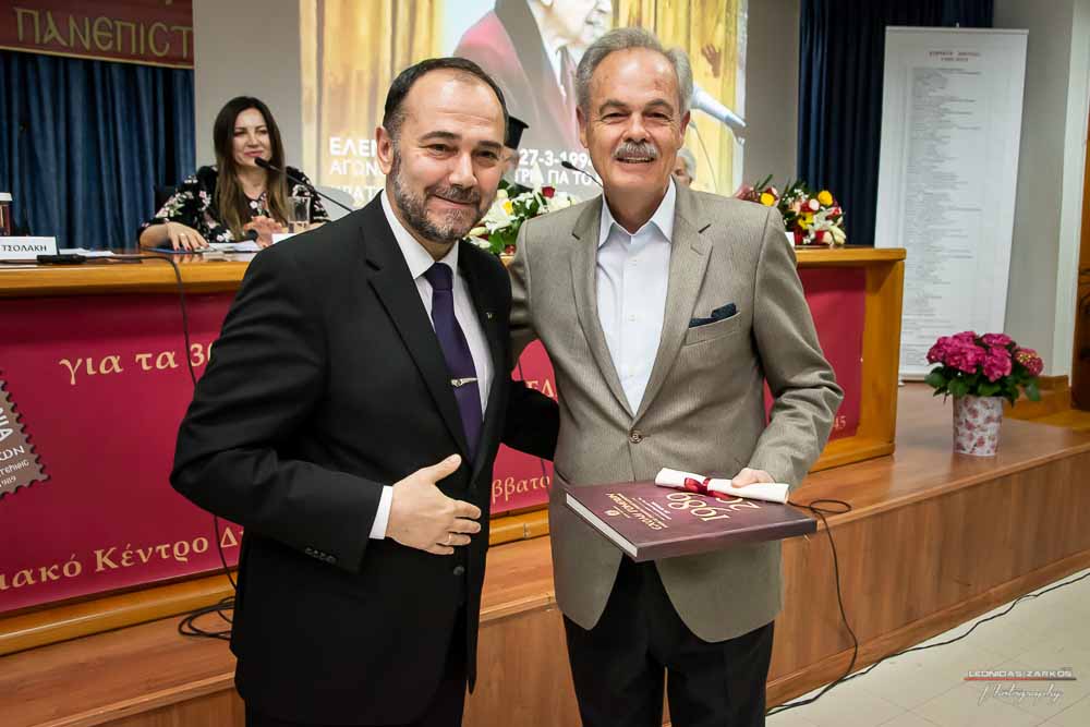 Με μεγάλη επιτυχία, σε μια κατάμεστη αίθουσα και με πλήρη αποδοχή του κόσμου πραγματοποιήθηκε το Σάββατο 30 Μαρτίου 2019 το 3ο Διήμερο Επιστημονικό Συνέδριο της Σχολής Γονέων - Ανοικτό Πανεπιστήμιο Κατερίνης. Τον λόγο πήρε ο Δήμαρχος Κατερίνης κ. Σάββας Χιονίδης, όποιος αναφέρθηκε στην γέννηση της Ιδέας της Σχολής Γονέων από τον πρώτο πρόεδρο κ. Δημήτριος Δημηνά. Άξιος συνεχιστής του έργου του αναδείχθηκε ο νύν Πρόεδρος κ. Κωνσταντίνος Κορομπίλης, όποιος κάνει γνωστό το έργο της Σχολής στα πέρατα της γης. Ο μητροπολίτης Κατερίνης, Κίτρους και Πλαταμώνος κ. Γεώργιος τόνισε την σπουδαιότητα της ύπαρξης μιας τέτοιας Σχολής, ένα Ανοικτό Πανεπιστήμιο για όλους τους ανθρώπους. Στην συνέχεια μίλησε ο κ. Στ. Παπαθεμελής, ο οποίος αξιολογώντας το συνολικό έργο της Σχολής διέκρινε την ανάδειξη της Ελληνικότητας ως το μεγαλύτερο αγαθό. Ο πρόεδρος της Σχολής Γονέων κ. Κ. Κορομπίλης στον χαιρετισμό του ευχαρίστησε το πλήθος του κόσμου που αγκάλιασε το έργο του Σχολής αλλά και όσους συνέδραμαν για να ολοκληρωθεί. Επεσήμανε την σπουδαιότητα της ύπαρξης της σχολής για την αφύπνιση και την πνευματική αναγέννηση του ανθρώπου. Χαιρέτισε την Ομογένεια (η οποία έβλεπε σε live streming την εκδήλωση) αναφέροντας ότι μόνο τον τελευταίο χρόνο είχαμε 6.400.000 λεπτά θέασης σε 110 χώρες! Στον συντονισμό και παρουσίαση βρισκόταν η έγκριτη και γνωστή δημοσιογράφος κ. Βίκυ Φλέσσα.