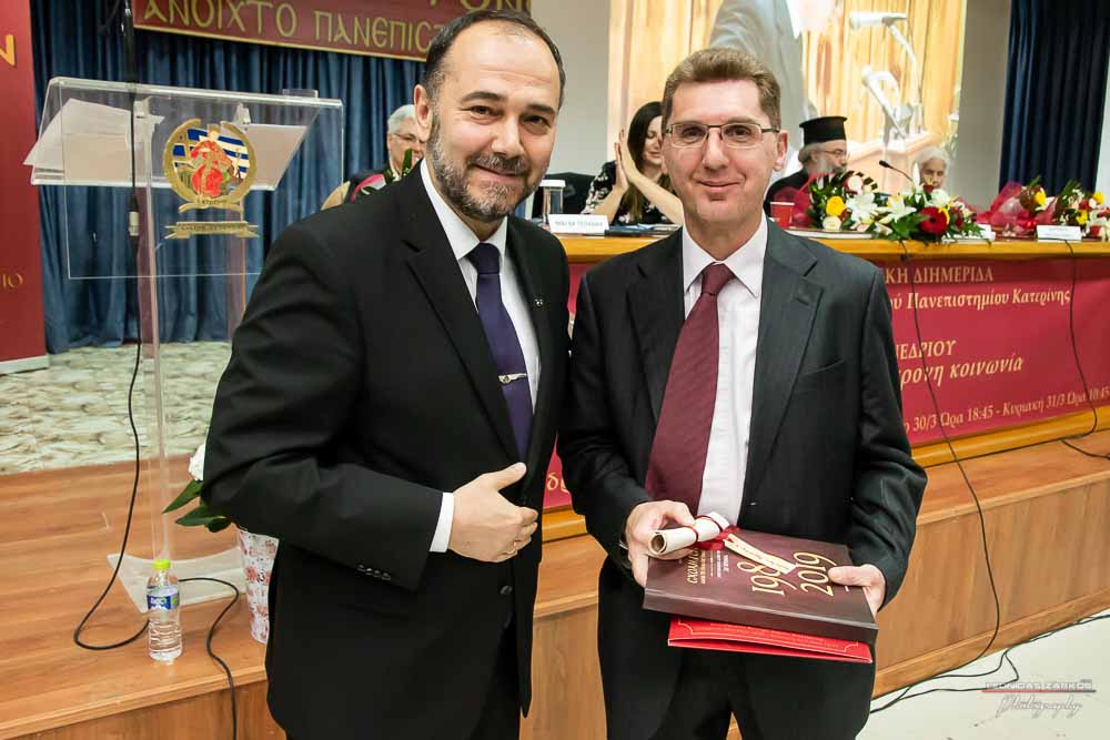 Με μεγάλη επιτυχία, σε μια κατάμεστη αίθουσα και με πλήρη αποδοχή του κόσμου πραγματοποιήθηκε το Σάββατο 30 Μαρτίου 2019 το 3ο Διήμερο Επιστημονικό Συνέδριο της Σχολής Γονέων - Ανοικτό Πανεπιστήμιο Κατερίνης. Τον λόγο πήρε ο Δήμαρχος Κατερίνης κ. Σάββας Χιονίδης, όποιος αναφέρθηκε στην γέννηση της Ιδέας της Σχολής Γονέων από τον πρώτο πρόεδρο κ. Δημήτριος Δημηνά. Άξιος συνεχιστής του έργου του αναδείχθηκε ο νύν Πρόεδρος κ. Κωνσταντίνος Κορομπίλης, όποιος κάνει γνωστό το έργο της Σχολής στα πέρατα της γης. Ο μητροπολίτης Κατερίνης, Κίτρους και Πλαταμώνος κ. Γεώργιος τόνισε την σπουδαιότητα της ύπαρξης μιας τέτοιας Σχολής, ένα Ανοικτό Πανεπιστήμιο για όλους τους ανθρώπους. Στην συνέχεια μίλησε ο κ. Στ. Παπαθεμελής, ο οποίος αξιολογώντας το συνολικό έργο της Σχολής διέκρινε την ανάδειξη της Ελληνικότητας ως το μεγαλύτερο αγαθό. Ο πρόεδρος της Σχολής Γονέων κ. Κ. Κορομπίλης στον χαιρετισμό του ευχαρίστησε το πλήθος του κόσμου που αγκάλιασε το έργο του Σχολής αλλά και όσους συνέδραμαν για να ολοκληρωθεί. Επεσήμανε την σπουδαιότητα της ύπαρξης της σχολής για την αφύπνιση και την πνευματική αναγέννηση του ανθρώπου. Χαιρέτισε την Ομογένεια (η οποία έβλεπε σε live streming την εκδήλωση) αναφέροντας ότι μόνο τον τελευταίο χρόνο είχαμε 6.400.000 λεπτά θέασης σε 110 χώρες! Στον συντονισμό και παρουσίαση βρισκόταν η έγκριτη και γνωστή δημοσιογράφος κ. Βίκυ Φλέσσα.