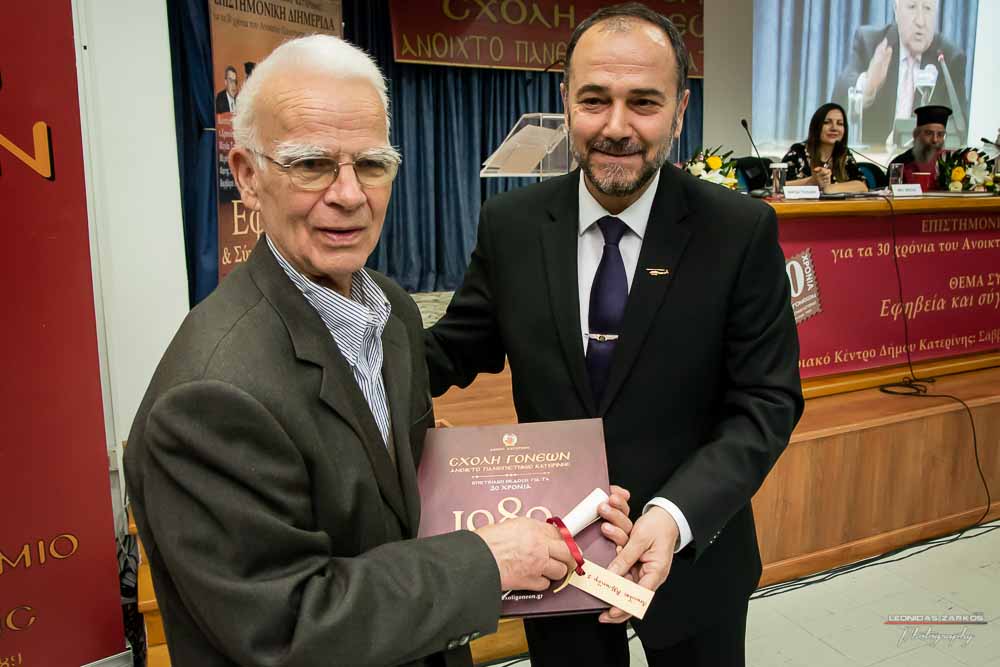 Με μεγάλη επιτυχία, σε μια κατάμεστη αίθουσα και με πλήρη αποδοχή του κόσμου πραγματοποιήθηκε το Σάββατο 30 Μαρτίου 2019 το 3ο Διήμερο Επιστημονικό Συνέδριο της Σχολής Γονέων - Ανοικτό Πανεπιστήμιο Κατερίνης. Τον λόγο πήρε ο Δήμαρχος Κατερίνης κ. Σάββας Χιονίδης, όποιος αναφέρθηκε στην γέννηση της Ιδέας της Σχολής Γονέων από τον πρώτο πρόεδρο κ. Δημήτριος Δημηνά. Άξιος συνεχιστής του έργου του αναδείχθηκε ο νύν Πρόεδρος κ. Κωνσταντίνος Κορομπίλης, όποιος κάνει γνωστό το έργο της Σχολής στα πέρατα της γης. Ο μητροπολίτης Κατερίνης, Κίτρους και Πλαταμώνος κ. Γεώργιος τόνισε την σπουδαιότητα της ύπαρξης μιας τέτοιας Σχολής, ένα Ανοικτό Πανεπιστήμιο για όλους τους ανθρώπους. Στην συνέχεια μίλησε ο κ. Στ. Παπαθεμελής, ο οποίος αξιολογώντας το συνολικό έργο της Σχολής διέκρινε την ανάδειξη της Ελληνικότητας ως το μεγαλύτερο αγαθό. Ο πρόεδρος της Σχολής Γονέων κ. Κ. Κορομπίλης στον χαιρετισμό του ευχαρίστησε το πλήθος του κόσμου που αγκάλιασε το έργο του Σχολής αλλά και όσους συνέδραμαν για να ολοκληρωθεί. Επεσήμανε την σπουδαιότητα της ύπαρξης της σχολής για την αφύπνιση και την πνευματική αναγέννηση του ανθρώπου. Χαιρέτισε την Ομογένεια (η οποία έβλεπε σε live streming την εκδήλωση) αναφέροντας ότι μόνο τον τελευταίο χρόνο είχαμε 6.400.000 λεπτά θέασης σε 110 χώρες! Στον συντονισμό και παρουσίαση βρισκόταν η έγκριτη και γνωστή δημοσιογράφος κ. Βίκυ Φλέσσα.