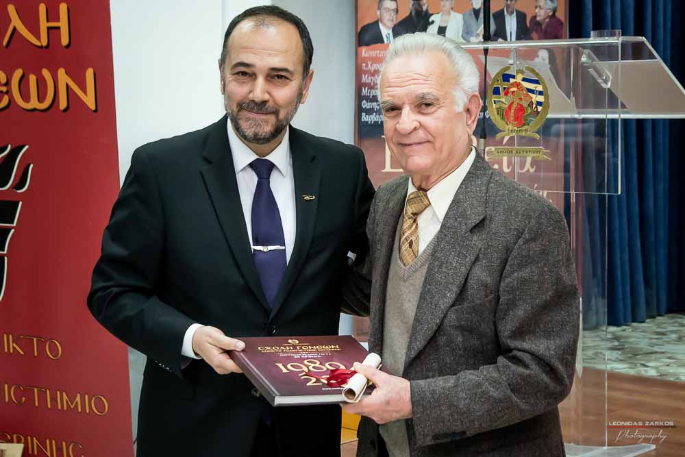 Με μεγάλη επιτυχία, σε μια κατάμεστη αίθουσα και με πλήρη αποδοχή του κόσμου πραγματοποιήθηκε το Σάββατο 30 Μαρτίου 2019 το 3ο Διήμερο Επιστημονικό Συνέδριο της Σχολής Γονέων - Ανοικτό Πανεπιστήμιο Κατερίνης. Τον λόγο πήρε ο Δήμαρχος Κατερίνης κ. Σάββας Χιονίδης, όποιος αναφέρθηκε στην γέννηση της Ιδέας της Σχολής Γονέων από τον πρώτο πρόεδρο κ. Δημήτριος Δημηνά. Άξιος συνεχιστής του έργου του αναδείχθηκε ο νύν Πρόεδρος κ. Κωνσταντίνος Κορομπίλης, όποιος κάνει γνωστό το έργο της Σχολής στα πέρατα της γης. Ο μητροπολίτης Κατερίνης, Κίτρους και Πλαταμώνος κ. Γεώργιος τόνισε την σπουδαιότητα της ύπαρξης μιας τέτοιας Σχολής, ένα Ανοικτό Πανεπιστήμιο για όλους τους ανθρώπους. Στην συνέχεια μίλησε ο κ. Στ. Παπαθεμελής, ο οποίος αξιολογώντας το συνολικό έργο της Σχολής διέκρινε την ανάδειξη της Ελληνικότητας ως το μεγαλύτερο αγαθό. Ο πρόεδρος της Σχολής Γονέων κ. Κ. Κορομπίλης στον χαιρετισμό του ευχαρίστησε το πλήθος του κόσμου που αγκάλιασε το έργο του Σχολής αλλά και όσους συνέδραμαν για να ολοκληρωθεί. Επεσήμανε την σπουδαιότητα της ύπαρξης της σχολής για την αφύπνιση και την πνευματική αναγέννηση του ανθρώπου. Χαιρέτισε την Ομογένεια (η οποία έβλεπε σε live streming την εκδήλωση) αναφέροντας ότι μόνο τον τελευταίο χρόνο είχαμε 6.400.000 λεπτά θέασης σε 110 χώρες! Στον συντονισμό και παρουσίαση βρισκόταν η έγκριτη και γνωστή δημοσιογράφος κ. Βίκυ Φλέσσα.