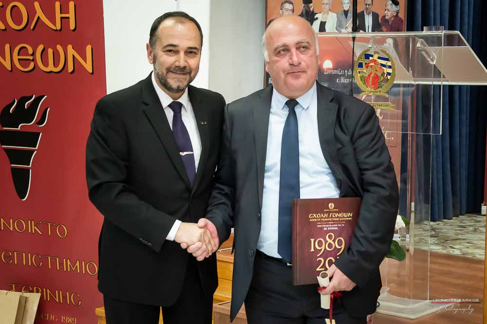 Με μεγάλη επιτυχία, σε μια κατάμεστη αίθουσα και με πλήρη αποδοχή του κόσμου πραγματοποιήθηκε το Σάββατο 30 Μαρτίου 2019 το 3ο Διήμερο Επιστημονικό Συνέδριο της Σχολής Γονέων - Ανοικτό Πανεπιστήμιο Κατερίνης. Τον λόγο πήρε ο Δήμαρχος Κατερίνης κ. Σάββας Χιονίδης, όποιος αναφέρθηκε στην γέννηση της Ιδέας της Σχολής Γονέων από τον πρώτο πρόεδρο κ. Δημήτριος Δημηνά. Άξιος συνεχιστής του έργου του αναδείχθηκε ο νύν Πρόεδρος κ. Κωνσταντίνος Κορομπίλης, όποιος κάνει γνωστό το έργο της Σχολής στα πέρατα της γης. Ο μητροπολίτης Κατερίνης, Κίτρους και Πλαταμώνος κ. Γεώργιος τόνισε την σπουδαιότητα της ύπαρξης μιας τέτοιας Σχολής, ένα Ανοικτό Πανεπιστήμιο για όλους τους ανθρώπους. Στην συνέχεια μίλησε ο κ. Στ. Παπαθεμελής, ο οποίος αξιολογώντας το συνολικό έργο της Σχολής διέκρινε την ανάδειξη της Ελληνικότητας ως το μεγαλύτερο αγαθό. Ο πρόεδρος της Σχολής Γονέων κ. Κ. Κορομπίλης στον χαιρετισμό του ευχαρίστησε το πλήθος του κόσμου που αγκάλιασε το έργο του Σχολής αλλά και όσους συνέδραμαν για να ολοκληρωθεί. Επεσήμανε την σπουδαιότητα της ύπαρξης της σχολής για την αφύπνιση και την πνευματική αναγέννηση του ανθρώπου. Χαιρέτισε την Ομογένεια (η οποία έβλεπε σε live streming την εκδήλωση) αναφέροντας ότι μόνο τον τελευταίο χρόνο είχαμε 6.400.000 λεπτά θέασης σε 110 χώρες! Στον συντονισμό και παρουσίαση βρισκόταν η έγκριτη και γνωστή δημοσιογράφος κ. Βίκυ Φλέσσα.