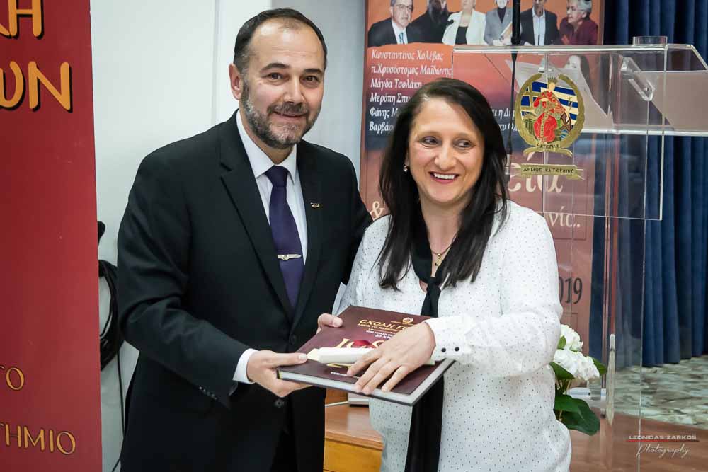 Με μεγάλη επιτυχία, σε μια κατάμεστη αίθουσα και με πλήρη αποδοχή του κόσμου πραγματοποιήθηκε το Σάββατο 30 Μαρτίου 2019 το 3ο Διήμερο Επιστημονικό Συνέδριο της Σχολής Γονέων - Ανοικτό Πανεπιστήμιο Κατερίνης. Τον λόγο πήρε ο Δήμαρχος Κατερίνης κ. Σάββας Χιονίδης, όποιος αναφέρθηκε στην γέννηση της Ιδέας της Σχολής Γονέων από τον πρώτο πρόεδρο κ. Δημήτριος Δημηνά. Άξιος συνεχιστής του έργου του αναδείχθηκε ο νύν Πρόεδρος κ. Κωνσταντίνος Κορομπίλης, όποιος κάνει γνωστό το έργο της Σχολής στα πέρατα της γης. Ο μητροπολίτης Κατερίνης, Κίτρους και Πλαταμώνος κ. Γεώργιος τόνισε την σπουδαιότητα της ύπαρξης μιας τέτοιας Σχολής, ένα Ανοικτό Πανεπιστήμιο για όλους τους ανθρώπους. Στην συνέχεια μίλησε ο κ. Στ. Παπαθεμελής, ο οποίος αξιολογώντας το συνολικό έργο της Σχολής διέκρινε την ανάδειξη της Ελληνικότητας ως το μεγαλύτερο αγαθό. Ο πρόεδρος της Σχολής Γονέων κ. Κ. Κορομπίλης στον χαιρετισμό του ευχαρίστησε το πλήθος του κόσμου που αγκάλιασε το έργο του Σχολής αλλά και όσους συνέδραμαν για να ολοκληρωθεί. Επεσήμανε την σπουδαιότητα της ύπαρξης της σχολής για την αφύπνιση και την πνευματική αναγέννηση του ανθρώπου. Χαιρέτισε την Ομογένεια (η οποία έβλεπε σε live streming την εκδήλωση) αναφέροντας ότι μόνο τον τελευταίο χρόνο είχαμε 6.400.000 λεπτά θέασης σε 110 χώρες! Στον συντονισμό και παρουσίαση βρισκόταν η έγκριτη και γνωστή δημοσιογράφος κ. Βίκυ Φλέσσα.