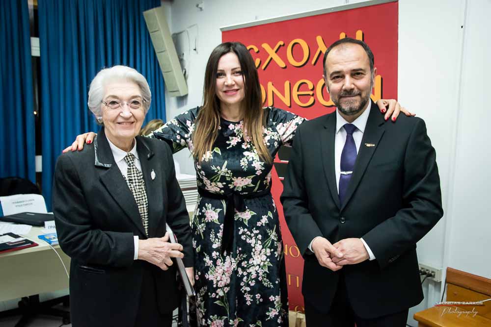 Με μεγάλη επιτυχία, σε μια κατάμεστη αίθουσα και με πλήρη αποδοχή του κόσμου πραγματοποιήθηκε το Σάββατο 30 Μαρτίου 2019 το 3ο Διήμερο Επιστημονικό Συνέδριο της Σχολής Γονέων - Ανοικτό Πανεπιστήμιο Κατερίνης. Τον λόγο πήρε ο Δήμαρχος Κατερίνης κ. Σάββας Χιονίδης, όποιος αναφέρθηκε στην γέννηση της Ιδέας της Σχολής Γονέων από τον πρώτο πρόεδρο κ. Δημήτριος Δημηνά. Άξιος συνεχιστής του έργου του αναδείχθηκε ο νύν Πρόεδρος κ. Κωνσταντίνος Κορομπίλης, όποιος κάνει γνωστό το έργο της Σχολής στα πέρατα της γης. Ο μητροπολίτης Κατερίνης, Κίτρους και Πλαταμώνος κ. Γεώργιος τόνισε την σπουδαιότητα της ύπαρξης μιας τέτοιας Σχολής, ένα Ανοικτό Πανεπιστήμιο για όλους τους ανθρώπους. Στην συνέχεια μίλησε ο κ. Στ. Παπαθεμελής, ο οποίος αξιολογώντας το συνολικό έργο της Σχολής διέκρινε την ανάδειξη της Ελληνικότητας ως το μεγαλύτερο αγαθό. Ο πρόεδρος της Σχολής Γονέων κ. Κ. Κορομπίλης στον χαιρετισμό του ευχαρίστησε το πλήθος του κόσμου που αγκάλιασε το έργο του Σχολής αλλά και όσους συνέδραμαν για να ολοκληρωθεί. Επεσήμανε την σπουδαιότητα της ύπαρξης της σχολής για την αφύπνιση και την πνευματική αναγέννηση του ανθρώπου. Χαιρέτισε την Ομογένεια (η οποία έβλεπε σε live streming την εκδήλωση) αναφέροντας ότι μόνο τον τελευταίο χρόνο είχαμε 6.400.000 λεπτά θέασης σε 110 χώρες! Στον συντονισμό και παρουσίαση βρισκόταν η έγκριτη και γνωστή δημοσιογράφος κ. Βίκυ Φλέσσα.