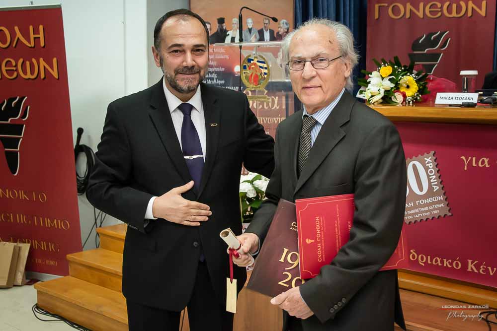 Με μεγάλη επιτυχία, σε μια κατάμεστη αίθουσα και με πλήρη αποδοχή του κόσμου πραγματοποιήθηκε το Σάββατο 30 Μαρτίου 2019 το 3ο Διήμερο Επιστημονικό Συνέδριο της Σχολής Γονέων - Ανοικτό Πανεπιστήμιο Κατερίνης. Τον λόγο πήρε ο Δήμαρχος Κατερίνης κ. Σάββας Χιονίδης, όποιος αναφέρθηκε στην γέννηση της Ιδέας της Σχολής Γονέων από τον πρώτο πρόεδρο κ. Δημήτριος Δημηνά. Άξιος συνεχιστής του έργου του αναδείχθηκε ο νύν Πρόεδρος κ. Κωνσταντίνος Κορομπίλης, όποιος κάνει γνωστό το έργο της Σχολής στα πέρατα της γης. Ο μητροπολίτης Κατερίνης, Κίτρους και Πλαταμώνος κ. Γεώργιος τόνισε την σπουδαιότητα της ύπαρξης μιας τέτοιας Σχολής, ένα Ανοικτό Πανεπιστήμιο για όλους τους ανθρώπους. Στην συνέχεια μίλησε ο κ. Στ. Παπαθεμελής, ο οποίος αξιολογώντας το συνολικό έργο της Σχολής διέκρινε την ανάδειξη της Ελληνικότητας ως το μεγαλύτερο αγαθό. Ο πρόεδρος της Σχολής Γονέων κ. Κ. Κορομπίλης στον χαιρετισμό του ευχαρίστησε το πλήθος του κόσμου που αγκάλιασε το έργο του Σχολής αλλά και όσους συνέδραμαν για να ολοκληρωθεί. Επεσήμανε την σπουδαιότητα της ύπαρξης της σχολής για την αφύπνιση και την πνευματική αναγέννηση του ανθρώπου. Χαιρέτισε την Ομογένεια (η οποία έβλεπε σε live streming την εκδήλωση) αναφέροντας ότι μόνο τον τελευταίο χρόνο είχαμε 6.400.000 λεπτά θέασης σε 110 χώρες! Στον συντονισμό και παρουσίαση βρισκόταν η έγκριτη και γνωστή δημοσιογράφος κ. Βίκυ Φλέσσα.