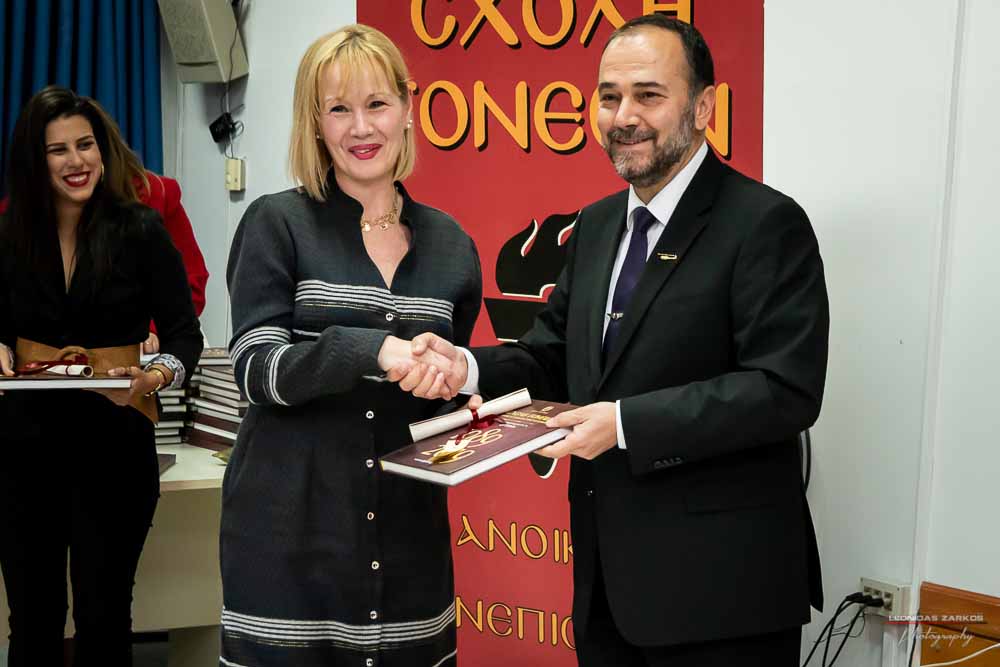 Με μεγάλη επιτυχία, σε μια κατάμεστη αίθουσα και με πλήρη αποδοχή του κόσμου πραγματοποιήθηκε το Σάββατο 30 Μαρτίου 2019 το 3ο Διήμερο Επιστημονικό Συνέδριο της Σχολής Γονέων - Ανοικτό Πανεπιστήμιο Κατερίνης. Τον λόγο πήρε ο Δήμαρχος Κατερίνης κ. Σάββας Χιονίδης, όποιος αναφέρθηκε στην γέννηση της Ιδέας της Σχολής Γονέων από τον πρώτο πρόεδρο κ. Δημήτριος Δημηνά. Άξιος συνεχιστής του έργου του αναδείχθηκε ο νύν Πρόεδρος κ. Κωνσταντίνος Κορομπίλης, όποιος κάνει γνωστό το έργο της Σχολής στα πέρατα της γης. Ο μητροπολίτης Κατερίνης, Κίτρους και Πλαταμώνος κ. Γεώργιος τόνισε την σπουδαιότητα της ύπαρξης μιας τέτοιας Σχολής, ένα Ανοικτό Πανεπιστήμιο για όλους τους ανθρώπους. Στην συνέχεια μίλησε ο κ. Στ. Παπαθεμελής, ο οποίος αξιολογώντας το συνολικό έργο της Σχολής διέκρινε την ανάδειξη της Ελληνικότητας ως το μεγαλύτερο αγαθό. Ο πρόεδρος της Σχολής Γονέων κ. Κ. Κορομπίλης στον χαιρετισμό του ευχαρίστησε το πλήθος του κόσμου που αγκάλιασε το έργο του Σχολής αλλά και όσους συνέδραμαν για να ολοκληρωθεί. Επεσήμανε την σπουδαιότητα της ύπαρξης της σχολής για την αφύπνιση και την πνευματική αναγέννηση του ανθρώπου. Χαιρέτισε την Ομογένεια (η οποία έβλεπε σε live streming την εκδήλωση) αναφέροντας ότι μόνο τον τελευταίο χρόνο είχαμε 6.400.000 λεπτά θέασης σε 110 χώρες! Στον συντονισμό και παρουσίαση βρισκόταν η έγκριτη και γνωστή δημοσιογράφος κ. Βίκυ Φλέσσα.