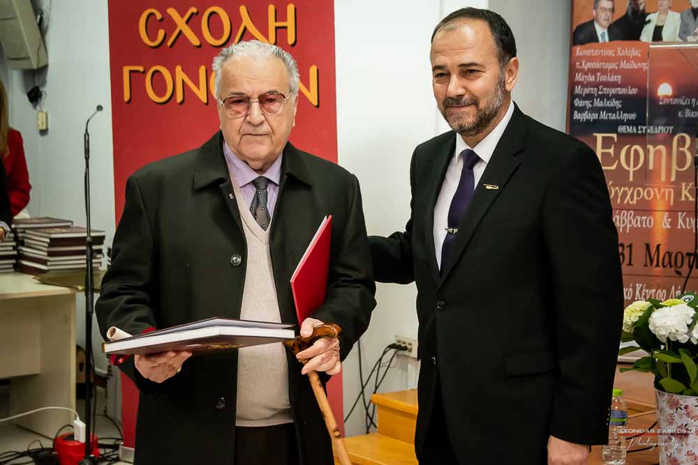 Με μεγάλη επιτυχία, σε μια κατάμεστη αίθουσα και με πλήρη αποδοχή του κόσμου πραγματοποιήθηκε το Σάββατο 30 Μαρτίου 2019 το 3ο Διήμερο Επιστημονικό Συνέδριο της Σχολής Γονέων - Ανοικτό Πανεπιστήμιο Κατερίνης. Τον λόγο πήρε ο Δήμαρχος Κατερίνης κ. Σάββας Χιονίδης, όποιος αναφέρθηκε στην γέννηση της Ιδέας της Σχολής Γονέων από τον πρώτο πρόεδρο κ. Δημήτριος Δημηνά. Άξιος συνεχιστής του έργου του αναδείχθηκε ο νύν Πρόεδρος κ. Κωνσταντίνος Κορομπίλης, όποιος κάνει γνωστό το έργο της Σχολής στα πέρατα της γης. Ο μητροπολίτης Κατερίνης, Κίτρους και Πλαταμώνος κ. Γεώργιος τόνισε την σπουδαιότητα της ύπαρξης μιας τέτοιας Σχολής, ένα Ανοικτό Πανεπιστήμιο για όλους τους ανθρώπους. Στην συνέχεια μίλησε ο κ. Στ. Παπαθεμελής, ο οποίος αξιολογώντας το συνολικό έργο της Σχολής διέκρινε την ανάδειξη της Ελληνικότητας ως το μεγαλύτερο αγαθό. Ο πρόεδρος της Σχολής Γονέων κ. Κ. Κορομπίλης στον χαιρετισμό του ευχαρίστησε το πλήθος του κόσμου που αγκάλιασε το έργο του Σχολής αλλά και όσους συνέδραμαν για να ολοκληρωθεί. Επεσήμανε την σπουδαιότητα της ύπαρξης της σχολής για την αφύπνιση και την πνευματική αναγέννηση του ανθρώπου. Χαιρέτισε την Ομογένεια (η οποία έβλεπε σε live streming την εκδήλωση) αναφέροντας ότι μόνο τον τελευταίο χρόνο είχαμε 6.400.000 λεπτά θέασης σε 110 χώρες! Στον συντονισμό και παρουσίαση βρισκόταν η έγκριτη και γνωστή δημοσιογράφος κ. Βίκυ Φλέσσα.