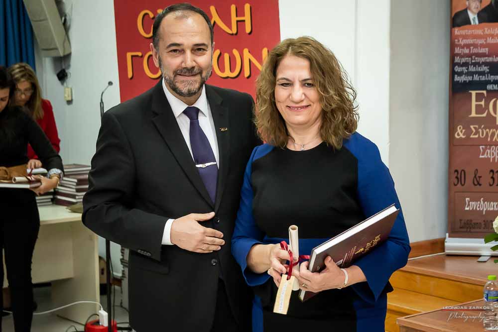 Με μεγάλη επιτυχία, σε μια κατάμεστη αίθουσα και με πλήρη αποδοχή του κόσμου πραγματοποιήθηκε το Σάββατο 30 Μαρτίου 2019 το 3ο Διήμερο Επιστημονικό Συνέδριο της Σχολής Γονέων - Ανοικτό Πανεπιστήμιο Κατερίνης. Τον λόγο πήρε ο Δήμαρχος Κατερίνης κ. Σάββας Χιονίδης, όποιος αναφέρθηκε στην γέννηση της Ιδέας της Σχολής Γονέων από τον πρώτο πρόεδρο κ. Δημήτριος Δημηνά. Άξιος συνεχιστής του έργου του αναδείχθηκε ο νύν Πρόεδρος κ. Κωνσταντίνος Κορομπίλης, όποιος κάνει γνωστό το έργο της Σχολής στα πέρατα της γης. Ο μητροπολίτης Κατερίνης, Κίτρους και Πλαταμώνος κ. Γεώργιος τόνισε την σπουδαιότητα της ύπαρξης μιας τέτοιας Σχολής, ένα Ανοικτό Πανεπιστήμιο για όλους τους ανθρώπους. Στην συνέχεια μίλησε ο κ. Στ. Παπαθεμελής, ο οποίος αξιολογώντας το συνολικό έργο της Σχολής διέκρινε την ανάδειξη της Ελληνικότητας ως το μεγαλύτερο αγαθό. Ο πρόεδρος της Σχολής Γονέων κ. Κ. Κορομπίλης στον χαιρετισμό του ευχαρίστησε το πλήθος του κόσμου που αγκάλιασε το έργο του Σχολής αλλά και όσους συνέδραμαν για να ολοκληρωθεί. Επεσήμανε την σπουδαιότητα της ύπαρξης της σχολής για την αφύπνιση και την πνευματική αναγέννηση του ανθρώπου. Χαιρέτισε την Ομογένεια (η οποία έβλεπε σε live streming την εκδήλωση) αναφέροντας ότι μόνο τον τελευταίο χρόνο είχαμε 6.400.000 λεπτά θέασης σε 110 χώρες! Στον συντονισμό και παρουσίαση βρισκόταν η έγκριτη και γνωστή δημοσιογράφος κ. Βίκυ Φλέσσα.