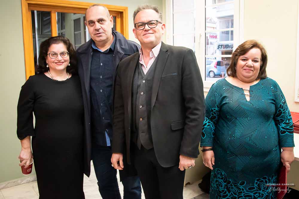 Με μεγάλη επιτυχία, σε μια κατάμεστη αίθουσα και με πλήρη αποδοχή του κόσμου πραγματοποιήθηκε το Σάββατο 30 Μαρτίου 2019 το 3ο Διήμερο Επιστημονικό Συνέδριο της Σχολής Γονέων - Ανοικτό Πανεπιστήμιο Κατερίνης. Τον λόγο πήρε ο Δήμαρχος Κατερίνης κ. Σάββας Χιονίδης, όποιος αναφέρθηκε στην γέννηση της Ιδέας της Σχολής Γονέων από τον πρώτο πρόεδρο κ. Δημήτριος Δημηνά. Άξιος συνεχιστής του έργου του αναδείχθηκε ο νύν Πρόεδρος κ. Κωνσταντίνος Κορομπίλης, όποιος κάνει γνωστό το έργο της Σχολής στα πέρατα της γης. Ο μητροπολίτης Κατερίνης, Κίτρους και Πλαταμώνος κ. Γεώργιος τόνισε την σπουδαιότητα της ύπαρξης μιας τέτοιας Σχολής, ένα Ανοικτό Πανεπιστήμιο για όλους τους ανθρώπους. Στην συνέχεια μίλησε ο κ. Στ. Παπαθεμελής, ο οποίος αξιολογώντας το συνολικό έργο της Σχολής διέκρινε την ανάδειξη της Ελληνικότητας ως το μεγαλύτερο αγαθό. Ο πρόεδρος της Σχολής Γονέων κ. Κ. Κορομπίλης στον χαιρετισμό του ευχαρίστησε το πλήθος του κόσμου που αγκάλιασε το έργο του Σχολής αλλά και όσους συνέδραμαν για να ολοκληρωθεί. Επεσήμανε την σπουδαιότητα της ύπαρξης της σχολής για την αφύπνιση και την πνευματική αναγέννηση του ανθρώπου. Χαιρέτισε την Ομογένεια (η οποία έβλεπε σε live streming την εκδήλωση) αναφέροντας ότι μόνο τον τελευταίο χρόνο είχαμε 6.400.000 λεπτά θέασης σε 110 χώρες! Στον συντονισμό και παρουσίαση βρισκόταν η έγκριτη και γνωστή δημοσιογράφος κ. Βίκυ Φλέσσα.