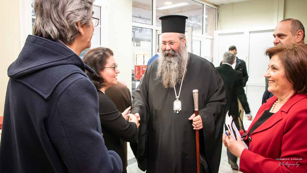Με μεγάλη επιτυχία, σε μια κατάμεστη αίθουσα και με πλήρη αποδοχή του κόσμου πραγματοποιήθηκε το Σάββατο 30 Μαρτίου 2019 το 3ο Διήμερο Επιστημονικό Συνέδριο της Σχολής Γονέων - Ανοικτό Πανεπιστήμιο Κατερίνης. Τον λόγο πήρε ο Δήμαρχος Κατερίνης κ. Σάββας Χιονίδης, όποιος αναφέρθηκε στην γέννηση της Ιδέας της Σχολής Γονέων από τον πρώτο πρόεδρο κ. Δημήτριος Δημηνά. Άξιος συνεχιστής του έργου του αναδείχθηκε ο νύν Πρόεδρος κ. Κωνσταντίνος Κορομπίλης, όποιος κάνει γνωστό το έργο της Σχολής στα πέρατα της γης. Ο μητροπολίτης Κατερίνης, Κίτρους και Πλαταμώνος κ. Γεώργιος τόνισε την σπουδαιότητα της ύπαρξης μιας τέτοιας Σχολής, ένα Ανοικτό Πανεπιστήμιο για όλους τους ανθρώπους. Στην συνέχεια μίλησε ο κ. Στ. Παπαθεμελής, ο οποίος αξιολογώντας το συνολικό έργο της Σχολής διέκρινε την ανάδειξη της Ελληνικότητας ως το μεγαλύτερο αγαθό. Ο πρόεδρος της Σχολής Γονέων κ. Κ. Κορομπίλης στον χαιρετισμό του ευχαρίστησε το πλήθος του κόσμου που αγκάλιασε το έργο του Σχολής αλλά και όσους συνέδραμαν για να ολοκληρωθεί. Επεσήμανε την σπουδαιότητα της ύπαρξης της σχολής για την αφύπνιση και την πνευματική αναγέννηση του ανθρώπου. Χαιρέτισε την Ομογένεια (η οποία έβλεπε σε live streming την εκδήλωση) αναφέροντας ότι μόνο τον τελευταίο χρόνο είχαμε 6.400.000 λεπτά θέασης σε 110 χώρες! Στον συντονισμό και παρουσίαση βρισκόταν η έγκριτη και γνωστή δημοσιογράφος κ. Βίκυ Φλέσσα.