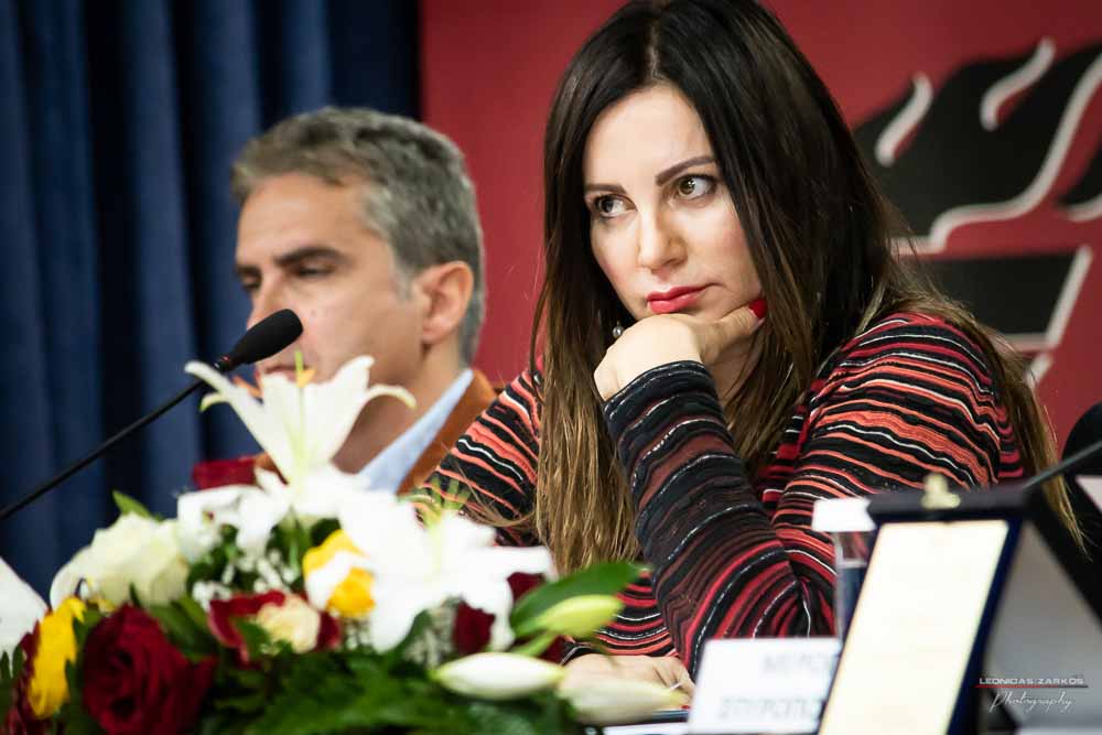 Πανηγυρική ήταν και η δεύτερη μέρα του συνεδρίου της Σχολής Γονέων, Ανοιχτό Πανεπιστήμιο Κατερίνης με θέμα: «ΕΦΗΒΕΙΑ ΚΑΙ ΣΥΓΧΡΟΝΗ ΚΟΙΝΩΝΙΑ». Το πρόγραμμα συντόνισε όπως και την πρώτη&nbsp; μέρα η δημοσιογράφος της ΕΡΤ κ Βίκυ Φλέσσα. Το Επετειακό Συνέδριο για τα 30 χρόνια της Σχολής άνοιξε με τη χορωδία των εκπαιδευτικών πρωτοβάθμιας εκπαίδευσης Πιερίας υπό την διεύθυνση του χοράρχη κ. Δημητρίου Καραμούζα με 4 χορωδιακά τραγούδια. Στη συνέχεια αναγνώσθηκαν μηνύματα της υπουργού Τουρισμού κ. Έλενας Κουντουρά, των βουλευτών της Ν.Δ. κ. Κωνσταντίνου Κουκοδήμου, και Κωνσταντίνου Γκιουλέκα, του στρατηγού Μιχαήλ Κωσταράκου και του Ιστορικού – Συγγραφέα κ. Βλάσση Αγτζίδη.