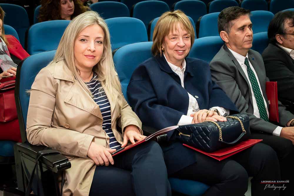 Πανηγυρική ήταν και η δεύτερη μέρα του συνεδρίου της Σχολής Γονέων, Ανοιχτό Πανεπιστήμιο Κατερίνης με θέμα: «ΕΦΗΒΕΙΑ ΚΑΙ ΣΥΓΧΡΟΝΗ ΚΟΙΝΩΝΙΑ». Το πρόγραμμα συντόνισε όπως και την πρώτη μέρα η δημοσιογράφος της ΕΡΤ κ Βίκυ Φλέσσα. Το Επετειακό Συνέδριο για τα 30 χρόνια της Σχολής άνοιξε με τη χορωδία των εκπαιδευτικών πρωτοβάθμιας εκπαίδευσης Πιερίας υπό την διεύθυνση του χοράρχη κ. Δημητρίου Καραμούζα με 4 χορωδιακά τραγούδια. Στη συνέχεια αναγνώσθηκαν μηνύματα της υπουργού Τουρισμού κ. Έλενας Κουντουρά, των βουλευτών της Ν.Δ. κ. Κωνσταντίνου Κουκοδήμου, και Κωνσταντίνου Γκιουλέκα, του στρατηγού Μιχαήλ Κωσταράκου και του Ιστορικού – Συγγραφέα κ. Βλάσση Αγτζίδη και το μήνυμα της αδερφοποίησης της Σχολής Γονέων Κατερίνης με τον Σύνδεσμο Επιστημόνων Πειραιώς που ανέγνωσε ο Πρόεδρος κ. Κωνσταντίνος Κορομπίλης.