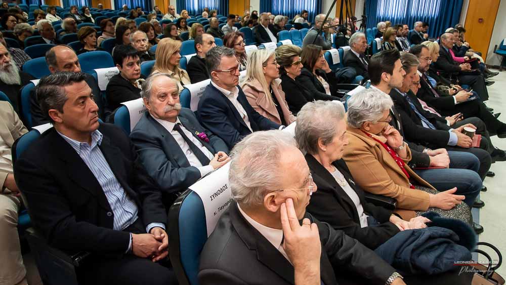 Πανηγυρική ήταν και η δεύτερη μέρα του συνεδρίου της Σχολής Γονέων, Ανοιχτό Πανεπιστήμιο Κατερίνης με θέμα: «ΕΦΗΒΕΙΑ ΚΑΙ ΣΥΓΧΡΟΝΗ ΚΟΙΝΩΝΙΑ». Το πρόγραμμα συντόνισε όπως και την πρώτη μέρα η δημοσιογράφος της ΕΡΤ κ Βίκυ Φλέσσα. Το Επετειακό Συνέδριο για τα 30 χρόνια της Σχολής άνοιξε με τη χορωδία των εκπαιδευτικών πρωτοβάθμιας εκπαίδευσης Πιερίας υπό την διεύθυνση του χοράρχη κ. Δημητρίου Καραμούζα με 4 χορωδιακά τραγούδια. Στη συνέχεια αναγνώσθηκαν μηνύματα της υπουργού Τουρισμού κ. Έλενας Κουντουρά, των βουλευτών της Ν.Δ. κ. Κωνσταντίνου Κουκοδήμου, και Κωνσταντίνου Γκιουλέκα, του στρατηγού Μιχαήλ Κωσταράκου και του Ιστορικού – Συγγραφέα κ. Βλάσση Αγτζίδη και το μήνυμα της αδερφοποίησης της Σχολής Γονέων Κατερίνης με τον Σύνδεσμο Επιστημόνων Πειραιώς που ανέγνωσε ο Πρόεδρος κ. Κωνσταντίνος Κορομπίλης.