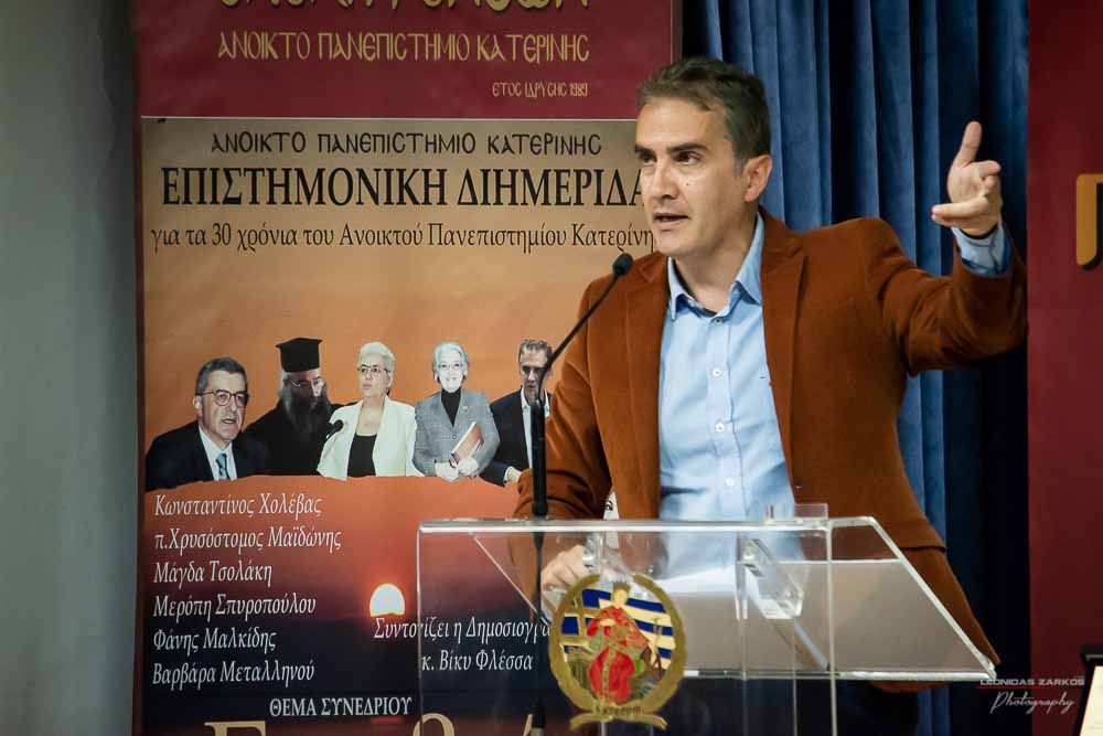 Δεύτερος ομιλητής ήταν ο κ. Θεοφάνης Μαλκίδης Διδάκτωρ κοινωνικών και Πολιτικών Επιστημών με θέμα : «και Φτωχοί και Αγράμματοι. Παιδεία και Κοινωνία στα χρόνια της κρίσης» Στην αρχή της ομιλίας του ο ομιλητής αναφέρθηκε στο ζήτημα της εθνικής και θρησκευτικής συνείδησης του λαού μας που δοκιμάστηκε και αυτό στα δύσκολα χρόνια της κρίσης.