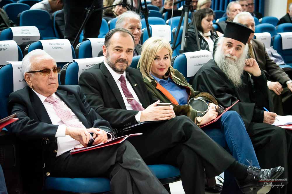 Πανηγυρική ήταν και η δεύτερη μέρα του συνεδρίου της Σχολής Γονέων, Ανοιχτό Πανεπιστήμιο Κατερίνης με θέμα: «ΕΦΗΒΕΙΑ ΚΑΙ ΣΥΓΧΡΟΝΗ ΚΟΙΝΩΝΙΑ». Το πρόγραμμα συντόνισε όπως και την πρώτη μέρα η δημοσιογράφος της ΕΡΤ κ Βίκυ Φλέσσα. Το Επετειακό Συνέδριο για τα 30 χρόνια της Σχολής άνοιξε με τη χορωδία των εκπαιδευτικών πρωτοβάθμιας εκπαίδευσης Πιερίας υπό την διεύθυνση του χοράρχη κ. Δημητρίου Καραμούζα με 4 χορωδιακά τραγούδια. Στη συνέχεια αναγνώσθηκαν μηνύματα της υπουργού Τουρισμού κ. Έλενας Κουντουρά, των βουλευτών της Ν.Δ. κ. Κωνσταντίνου Κουκοδήμου, και Κωνσταντίνου Γκιουλέκα, του στρατηγού Μιχαήλ Κωσταράκου και του Ιστορικού – Συγγραφέα κ. Βλάσση Αγτζίδη και το μήνυμα της αδερφοποίησης της Σχολής Γονέων Κατερίνης με τον Σύνδεσμο Επιστημόνων Πειραιώς που ανέγνωσε ο Πρόεδρος κ. Κωνσταντίνος Κορομπίλης.
