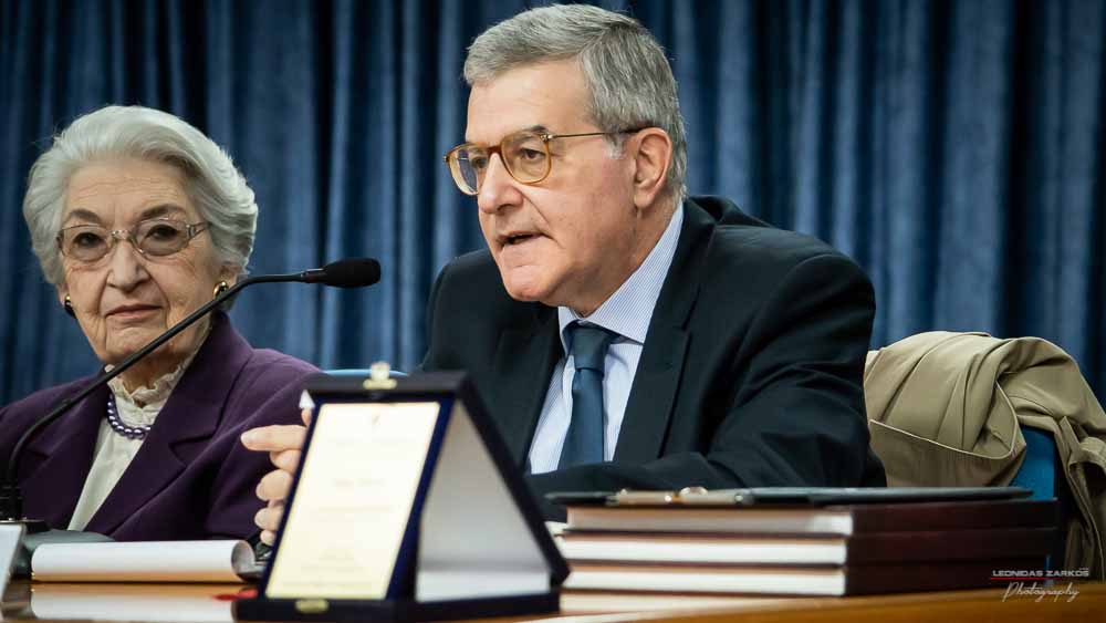 Πανηγυρική ήταν και η δεύτερη μέρα του συνεδρίου της Σχολής Γονέων, Ανοιχτό Πανεπιστήμιο Κατερίνης με θέμα: «ΕΦΗΒΕΙΑ ΚΑΙ ΣΥΓΧΡΟΝΗ ΚΟΙΝΩΝΙΑ». Το πρόγραμμα συντόνισε όπως και την πρώτη μέρα η δημοσιογράφος της ΕΡΤ κ Βίκυ Φλέσσα. Το Επετειακό Συνέδριο για τα 30 χρόνια της Σχολής άνοιξε με τη χορωδία των εκπαιδευτικών πρωτοβάθμιας εκπαίδευσης Πιερίας υπό την διεύθυνση του χοράρχη κ. Δημητρίου Καραμούζα με 4 χορωδιακά τραγούδια. Στη συνέχεια αναγνώσθηκαν μηνύματα της υπουργού Τουρισμού κ. Έλενας Κουντουρά, των βουλευτών της Ν.Δ. κ. Κωνσταντίνου Κουκοδήμου, και Κωνσταντίνου Γκιουλέκα, του στρατηγού Μιχαήλ Κωσταράκου και του Ιστορικού – Συγγραφέα κ. Βλάσση Αγτζίδη και το μήνυμα της αδερφοποίησης της Σχολής Γονέων Κατερίνης με τον Σύνδεσμο Επιστημόνων Πειραιώς που ανέγνωσε ο Πρόεδρος κ. Κωνσταντίνος Κορομπίλης.