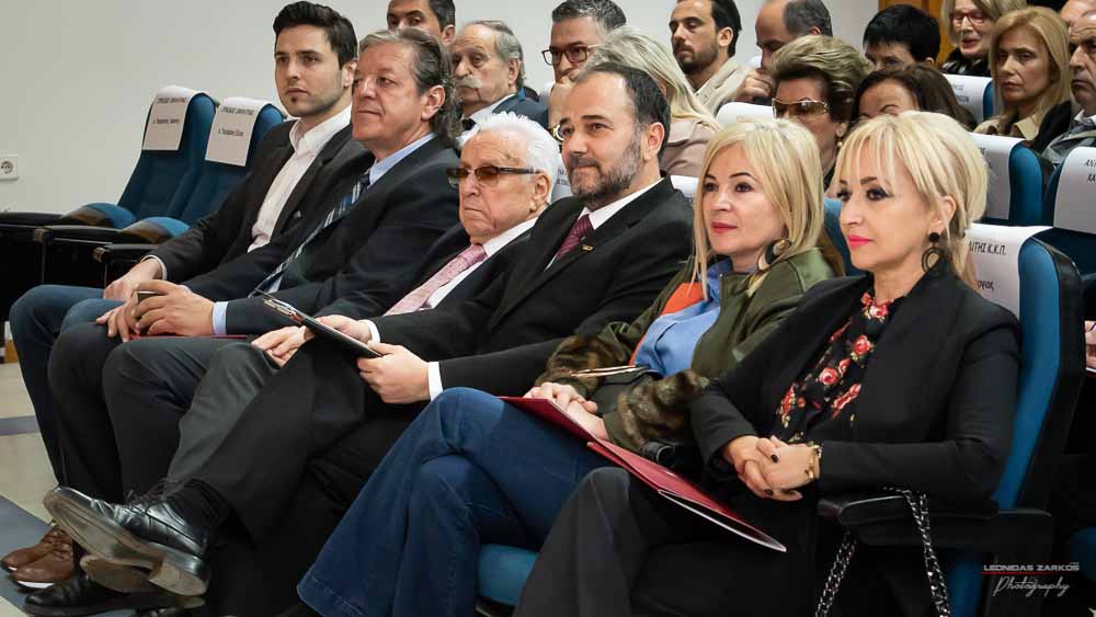 Πανηγυρική ήταν και η δεύτερη μέρα του συνεδρίου της Σχολής Γονέων, Ανοιχτό Πανεπιστήμιο Κατερίνης με θέμα: «ΕΦΗΒΕΙΑ ΚΑΙ ΣΥΓΧΡΟΝΗ ΚΟΙΝΩΝΙΑ». Το πρόγραμμα συντόνισε όπως και την πρώτη μέρα η δημοσιογράφος της ΕΡΤ κ Βίκυ Φλέσσα. Το Επετειακό Συνέδριο για τα 30 χρόνια της Σχολής άνοιξε με τη χορωδία των εκπαιδευτικών πρωτοβάθμιας εκπαίδευσης Πιερίας υπό την διεύθυνση του χοράρχη κ. Δημητρίου Καραμούζα με 4 χορωδιακά τραγούδια. Στη συνέχεια αναγνώσθηκαν μηνύματα της υπουργού Τουρισμού κ. Έλενας Κουντουρά, των βουλευτών της Ν.Δ. κ. Κωνσταντίνου Κουκοδήμου, και Κωνσταντίνου Γκιουλέκα, του στρατηγού Μιχαήλ Κωσταράκου και του Ιστορικού – Συγγραφέα κ. Βλάσση Αγτζίδη.