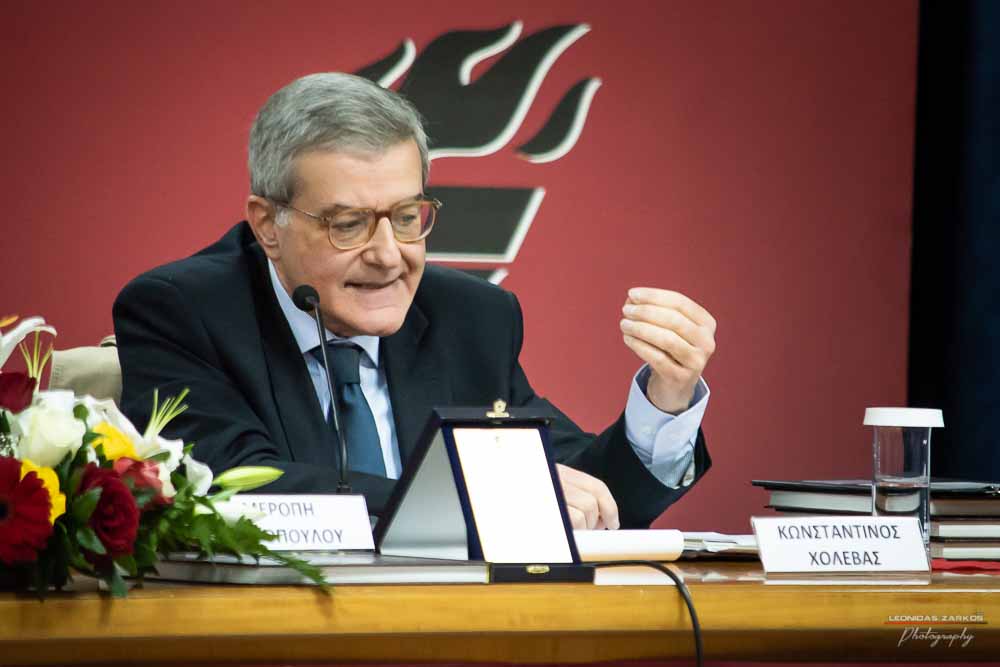 Πανηγυρική ήταν και η δεύτερη μέρα του συνεδρίου της Σχολής Γονέων, Ανοιχτό Πανεπιστήμιο Κατερίνης με θέμα: «ΕΦΗΒΕΙΑ ΚΑΙ ΣΥΓΧΡΟΝΗ ΚΟΙΝΩΝΙΑ». Το πρόγραμμα συντόνισε όπως και την πρώτη μέρα η δημοσιογράφος της ΕΡΤ κ Βίκυ Φλέσσα. Το Επετειακό Συνέδριο για τα 30 χρόνια της Σχολής άνοιξε με τη χορωδία των εκπαιδευτικών πρωτοβάθμιας εκπαίδευσης Πιερίας υπό την διεύθυνση του χοράρχη κ. Δημητρίου Καραμούζα με 4 χορωδιακά τραγούδια. Στη συνέχεια αναγνώσθηκαν μηνύματα της υπουργού Τουρισμού κ. Έλενας Κουντουρά, των βουλευτών της Ν.Δ. κ. Κωνσταντίνου Κουκοδήμου, και Κωνσταντίνου Γκιουλέκα, του στρατηγού Μιχαήλ Κωσταράκου και του Ιστορικού – Συγγραφέα κ. Βλάσση Αγτζίδη και το μήνυμα της αδερφοποίησης της Σχολής Γονέων Κατερίνης με τον Σύνδεσμο Επιστημόνων Πειραιώς που ανέγνωσε ο Πρόεδρος κ. Κωνσταντίνος Κορομπίλης.