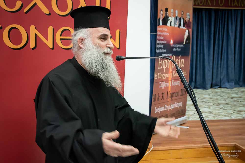 Πανηγυρική ήταν και η δεύτερη μέρα του συνεδρίου της Σχολής Γονέων, Ανοιχτό Πανεπιστήμιο Κατερίνης με θέμα: «ΕΦΗΒΕΙΑ ΚΑΙ ΣΥΓΧΡΟΝΗ ΚΟΙΝΩΝΙΑ». Το πρόγραμμα συντόνισε όπως και την πρώτη μέρα η δημοσιογράφος της ΕΡΤ κ Βίκυ Φλέσσα. Το Επετειακό Συνέδριο για τα 30 χρόνια της Σχολής άνοιξε με τη χορωδία των εκπαιδευτικών πρωτοβάθμιας εκπαίδευσης Πιερίας υπό την διεύθυνση του χοράρχη κ. Δημητρίου Καραμούζα με 4 χορωδιακά τραγούδια. Στη συνέχεια αναγνώσθηκαν μηνύματα της υπουργού Τουρισμού κ. Έλενας Κουντουρά, των βουλευτών της Ν.Δ. κ. Κωνσταντίνου Κουκοδήμου, και Κωνσταντίνου Γκιουλέκα, του στρατηγού Μιχαήλ Κωσταράκου και του Ιστορικού – Συγγραφέα κ. Βλάσση Αγτζίδη και το μήνυμα της αδερφοποίησης της Σχολής Γονέων Κατερίνης με τον Σύνδεσμο Επιστημόνων Πειραιώς που ανέγνωσε ο Πρόεδρος κ. Κωνσταντίνος Κορομπίλης.