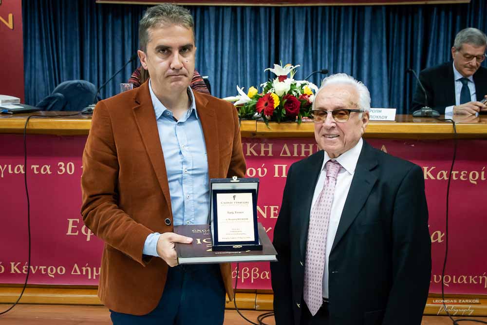 Πανηγυρική ήταν και η δεύτερη μέρα του συνεδρίου της Σχολής Γονέων, Ανοιχτό Πανεπιστήμιο Κατερίνης με θέμα: «ΕΦΗΒΕΙΑ ΚΑΙ ΣΥΓΧΡΟΝΗ ΚΟΙΝΩΝΙΑ». Το πρόγραμμα συντόνισε όπως και την πρώτη μέρα η δημοσιογράφος της ΕΡΤ κ Βίκυ Φλέσσα. Το Επετειακό Συνέδριο για τα 30 χρόνια της Σχολής άνοιξε με τη χορωδία των εκπαιδευτικών πρωτοβάθμιας εκπαίδευσης Πιερίας υπό την διεύθυνση του χοράρχη κ. Δημητρίου Καραμούζα με 4 χορωδιακά τραγούδια. Στη συνέχεια αναγνώσθηκαν μηνύματα της υπουργού Τουρισμού κ. Έλενας Κουντουρά, των βουλευτών της Ν.Δ. κ. Κωνσταντίνου Κουκοδήμου, και Κωνσταντίνου Γκιουλέκα, του στρατηγού Μιχαήλ Κωσταράκου και του Ιστορικού – Συγγραφέα κ. Βλάσση Αγτζίδη και το μήνυμα της αδερφοποίησης της Σχολής Γονέων Κατερίνης με τον Σύνδεσμο Επιστημόνων Πειραιώς που ανέγνωσε ο Πρόεδρος κ. Κωνσταντίνος Κορομπίλης.