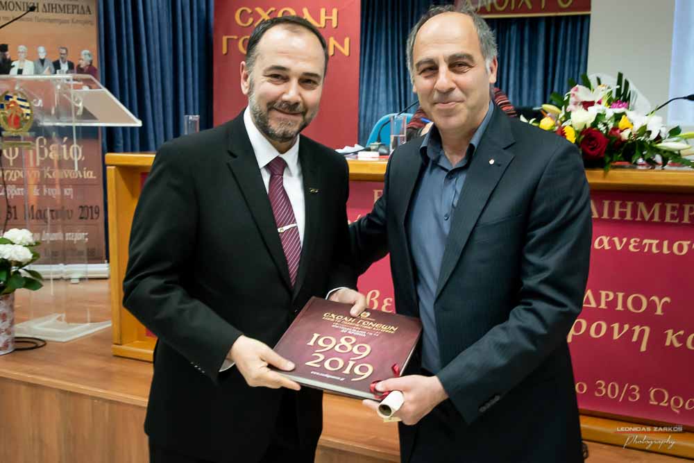 Πανηγυρική ήταν και η δεύτερη μέρα του συνεδρίου της Σχολής Γονέων, Ανοιχτό Πανεπιστήμιο Κατερίνης με θέμα: «ΕΦΗΒΕΙΑ ΚΑΙ ΣΥΓΧΡΟΝΗ ΚΟΙΝΩΝΙΑ». Το πρόγραμμα συντόνισε όπως και την πρώτη μέρα η δημοσιογράφος της ΕΡΤ κ Βίκυ Φλέσσα. Το Επετειακό Συνέδριο για τα 30 χρόνια της Σχολής άνοιξε με τη χορωδία των εκπαιδευτικών πρωτοβάθμιας εκπαίδευσης Πιερίας υπό την διεύθυνση του χοράρχη κ. Δημητρίου Καραμούζα με 4 χορωδιακά τραγούδια. Στη συνέχεια αναγνώσθηκαν μηνύματα της υπουργού Τουρισμού κ. Έλενας Κουντουρά, των βουλευτών της Ν.Δ. κ. Κωνσταντίνου Κουκοδήμου, και Κωνσταντίνου Γκιουλέκα, του στρατηγού Μιχαήλ Κωσταράκου και του Ιστορικού – Συγγραφέα κ. Βλάσση Αγτζίδη και το μήνυμα της αδερφοποίησης της Σχολής Γονέων Κατερίνης με τον Σύνδεσμο Επιστημόνων Πειραιώς που ανέγνωσε ο Πρόεδρος κ. Κωνσταντίνος Κορομπίλης.