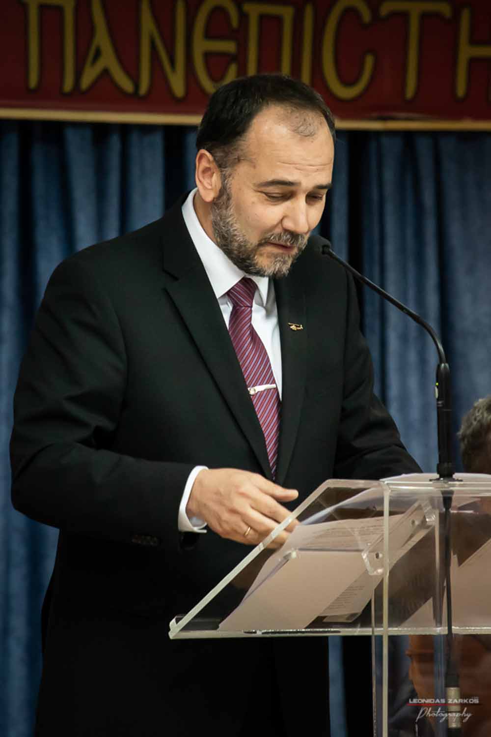 Πανηγυρική ήταν και η δεύτερη μέρα του συνεδρίου της Σχολής Γονέων, Ανοιχτό Πανεπιστήμιο Κατερίνης με θέμα: «ΕΦΗΒΕΙΑ ΚΑΙ ΣΥΓΧΡΟΝΗ ΚΟΙΝΩΝΙΑ». Το πρόγραμμα συντόνισε όπως και την πρώτη μέρα η δημοσιογράφος της ΕΡΤ κ Βίκυ Φλέσσα. Το Επετειακό Συνέδριο για τα 30 χρόνια της Σχολής άνοιξε με τη χορωδία των εκπαιδευτικών πρωτοβάθμιας εκπαίδευσης Πιερίας υπό την διεύθυνση του χοράρχη κ. Δημητρίου Καραμούζα με 4 χορωδιακά τραγούδια. Στη συνέχεια αναγνώσθηκαν μηνύματα της υπουργού Τουρισμού κ. Έλενας Κουντουρά, των βουλευτών της Ν.Δ. κ. Κωνσταντίνου Κουκοδήμου, και Κωνσταντίνου Γκιουλέκα, του στρατηγού Μιχαήλ Κωσταράκου και του Ιστορικού – Συγγραφέα κ. Βλάσση Αγτζίδη και το μήνυμα της αδερφοποίησης της Σχολής Γονέων Κατερίνης με τον Σύνδεσμο Επιστημόνων Πειραιώς που ανέγνωσε ο Πρόεδρος κ. Κωνσταντίνος Κορομπίλης.
