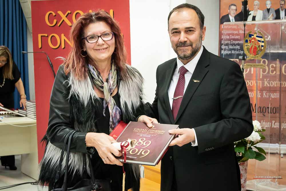 Πανηγυρική ήταν και η δεύτερη μέρα του συνεδρίου της Σχολής Γονέων, Ανοιχτό Πανεπιστήμιο Κατερίνης με θέμα: «ΕΦΗΒΕΙΑ ΚΑΙ ΣΥΓΧΡΟΝΗ ΚΟΙΝΩΝΙΑ». Το πρόγραμμα συντόνισε όπως και την πρώτη μέρα η δημοσιογράφος της ΕΡΤ κ Βίκυ Φλέσσα. Το Επετειακό Συνέδριο για τα 30 χρόνια της Σχολής άνοιξε με τη χορωδία των εκπαιδευτικών πρωτοβάθμιας εκπαίδευσης Πιερίας υπό την διεύθυνση του χοράρχη κ. Δημητρίου Καραμούζα με 4 χορωδιακά τραγούδια. Στη συνέχεια αναγνώσθηκαν μηνύματα της υπουργού Τουρισμού κ. Έλενας Κουντουρά, των βουλευτών της Ν.Δ. κ. Κωνσταντίνου Κουκοδήμου, και Κωνσταντίνου Γκιουλέκα, του στρατηγού Μιχαήλ Κωσταράκου και του Ιστορικού – Συγγραφέα κ. Βλάσση Αγτζίδη και το μήνυμα της αδερφοποίησης της Σχολής Γονέων Κατερίνης με τον Σύνδεσμο Επιστημόνων Πειραιώς που ανέγνωσε ο Πρόεδρος κ. Κωνσταντίνος Κορομπίλης.