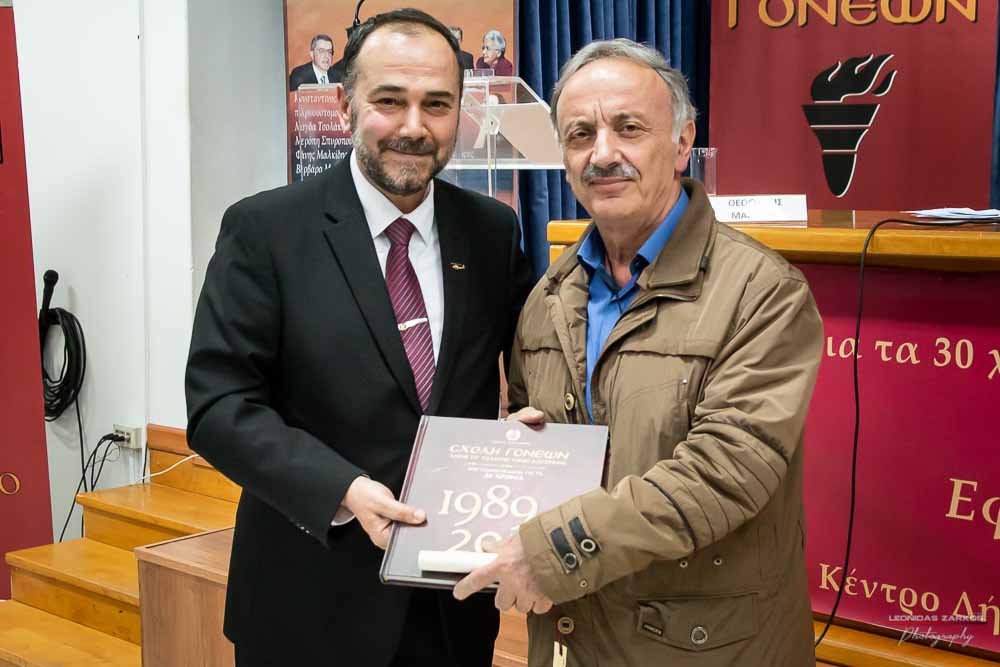 Πανηγυρική ήταν και η δεύτερη μέρα του συνεδρίου της Σχολής Γονέων, Ανοιχτό Πανεπιστήμιο Κατερίνης με θέμα: «ΕΦΗΒΕΙΑ ΚΑΙ ΣΥΓΧΡΟΝΗ ΚΟΙΝΩΝΙΑ». Το πρόγραμμα συντόνισε όπως και την πρώτη μέρα η δημοσιογράφος της ΕΡΤ κ Βίκυ Φλέσσα. Το Επετειακό Συνέδριο για τα 30 χρόνια της Σχολής άνοιξε με τη χορωδία των εκπαιδευτικών πρωτοβάθμιας εκπαίδευσης Πιερίας υπό την διεύθυνση του χοράρχη κ. Δημητρίου Καραμούζα με 4 χορωδιακά τραγούδια. Στη συνέχεια αναγνώσθηκαν μηνύματα της υπουργού Τουρισμού κ. Έλενας Κουντουρά, των βουλευτών της Ν.Δ. κ. Κωνσταντίνου Κουκοδήμου, και Κωνσταντίνου Γκιουλέκα, του στρατηγού Μιχαήλ Κωσταράκου και του Ιστορικού – Συγγραφέα κ. Βλάσση Αγτζίδη και το μήνυμα της αδερφοποίησης της Σχολής Γονέων Κατερίνης με τον Σύνδεσμο Επιστημόνων Πειραιώς που ανέγνωσε ο Πρόεδρος κ. Κωνσταντίνος Κορομπίλης.