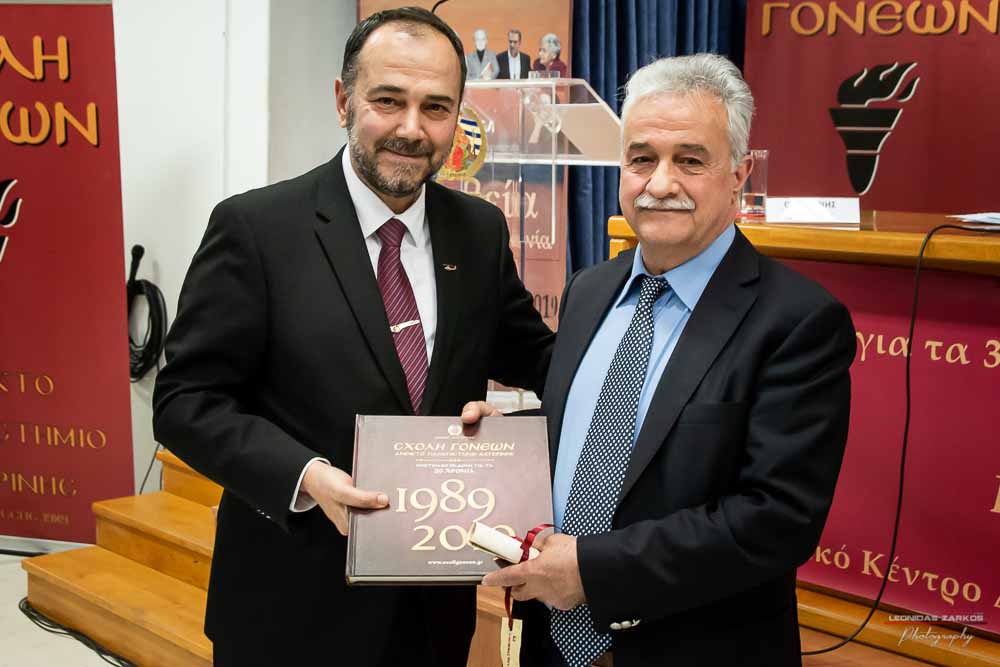 Πανηγυρική ήταν και η δεύτερη μέρα του συνεδρίου της Σχολής Γονέων, Ανοιχτό Πανεπιστήμιο Κατερίνης με θέμα: «ΕΦΗΒΕΙΑ ΚΑΙ ΣΥΓΧΡΟΝΗ ΚΟΙΝΩΝΙΑ». Το πρόγραμμα συντόνισε όπως και την πρώτη μέρα η δημοσιογράφος της ΕΡΤ κ Βίκυ Φλέσσα. Το Επετειακό Συνέδριο για τα 30 χρόνια της Σχολής άνοιξε με τη χορωδία των εκπαιδευτικών πρωτοβάθμιας εκπαίδευσης Πιερίας υπό την διεύθυνση του χοράρχη κ. Δημητρίου Καραμούζα με 4 χορωδιακά τραγούδια. Στη συνέχεια αναγνώσθηκαν μηνύματα της υπουργού Τουρισμού κ. Έλενας Κουντουρά, των βουλευτών της Ν.Δ. κ. Κωνσταντίνου Κουκοδήμου, και Κωνσταντίνου Γκιουλέκα, του στρατηγού Μιχαήλ Κωσταράκου και του Ιστορικού – Συγγραφέα κ. Βλάσση Αγτζίδη και το μήνυμα της αδερφοποίησης της Σχολής Γονέων Κατερίνης με τον Σύνδεσμο Επιστημόνων Πειραιώς που ανέγνωσε ο Πρόεδρος κ. Κωνσταντίνος Κορομπίλης.