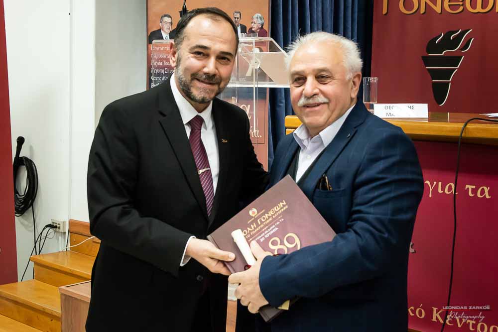 Πανηγυρική ήταν και η δεύτερη μέρα του συνεδρίου της Σχολής Γονέων, Ανοιχτό Πανεπιστήμιο Κατερίνης με θέμα: «ΕΦΗΒΕΙΑ ΚΑΙ ΣΥΓΧΡΟΝΗ ΚΟΙΝΩΝΙΑ». Το πρόγραμμα συντόνισε όπως και την πρώτη μέρα η δημοσιογράφος της ΕΡΤ κ Βίκυ Φλέσσα. Το Επετειακό Συνέδριο για τα 30 χρόνια της Σχολής άνοιξε με τη χορωδία των εκπαιδευτικών πρωτοβάθμιας εκπαίδευσης Πιερίας υπό την διεύθυνση του χοράρχη κ. Δημητρίου Καραμούζα με 4 χορωδιακά τραγούδια. Στη συνέχεια αναγνώσθηκαν μηνύματα της υπουργού Τουρισμού κ. Έλενας Κουντουρά, των βουλευτών της Ν.Δ. κ. Κωνσταντίνου Κουκοδήμου, και Κωνσταντίνου Γκιουλέκα, του στρατηγού Μιχαήλ Κωσταράκου και του Ιστορικού – Συγγραφέα κ. Βλάσση Αγτζίδη και το μήνυμα της αδερφοποίησης της Σχολής Γονέων Κατερίνης με τον Σύνδεσμο Επιστημόνων Πειραιώς που ανέγνωσε ο Πρόεδρος κ. Κωνσταντίνος Κορομπίλης.