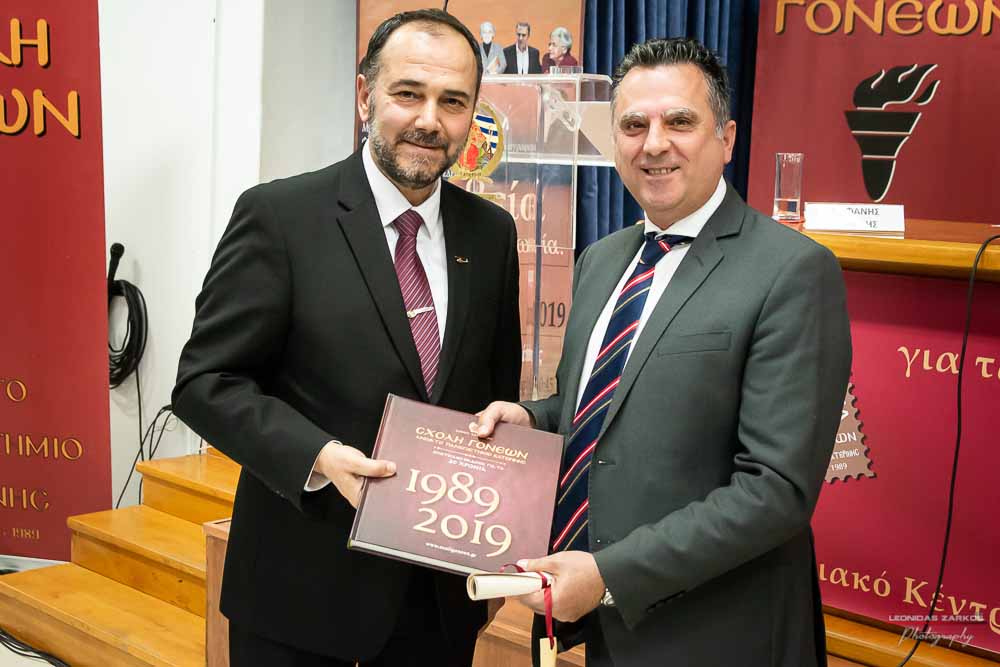Πανηγυρική ήταν και η δεύτερη μέρα του συνεδρίου της Σχολής Γονέων, Ανοιχτό Πανεπιστήμιο Κατερίνης με θέμα: «ΕΦΗΒΕΙΑ ΚΑΙ ΣΥΓΧΡΟΝΗ ΚΟΙΝΩΝΙΑ». Το πρόγραμμα συντόνισε όπως και την πρώτη μέρα η δημοσιογράφος της ΕΡΤ κ Βίκυ Φλέσσα. Το Επετειακό Συνέδριο για τα 30 χρόνια της Σχολής άνοιξε με τη χορωδία των εκπαιδευτικών πρωτοβάθμιας εκπαίδευσης Πιερίας υπό την διεύθυνση του χοράρχη κ. Δημητρίου Καραμούζα με 4 χορωδιακά τραγούδια. Στη συνέχεια αναγνώσθηκαν μηνύματα της υπουργού Τουρισμού κ. Έλενας Κουντουρά, των βουλευτών της Ν.Δ. κ. Κωνσταντίνου Κουκοδήμου, και Κωνσταντίνου Γκιουλέκα, του στρατηγού Μιχαήλ Κωσταράκου και του Ιστορικού – Συγγραφέα κ. Βλάσση Αγτζίδη και το μήνυμα της αδερφοποίησης της Σχολής Γονέων Κατερίνης με τον Σύνδεσμο Επιστημόνων Πειραιώς που ανέγνωσε ο Πρόεδρος κ. Κωνσταντίνος Κορομπίλης.