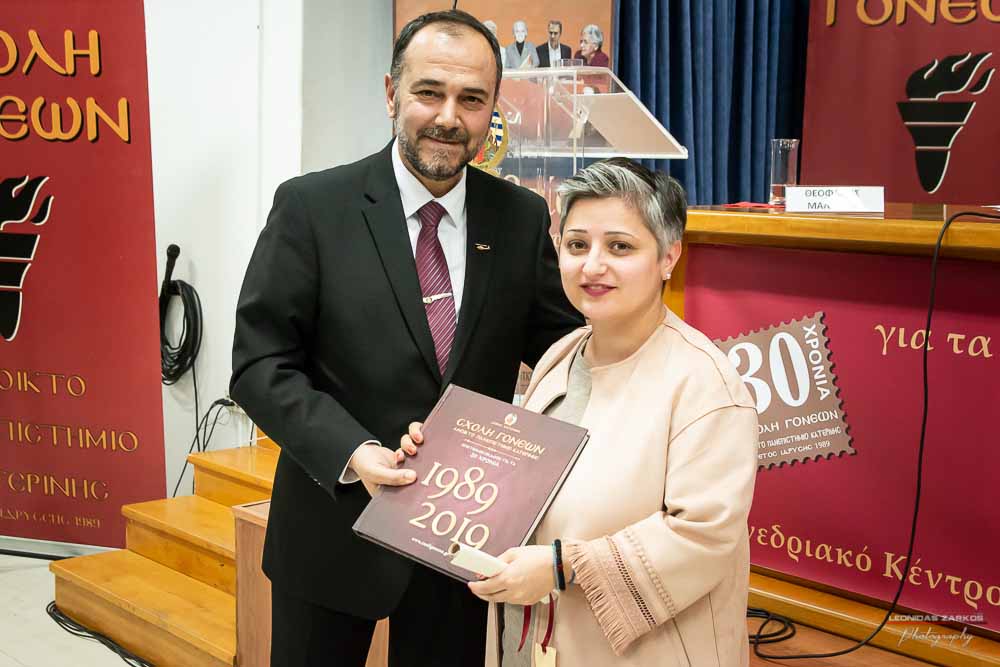 Πανηγυρική ήταν και η δεύτερη μέρα του συνεδρίου της Σχολής Γονέων, Ανοιχτό Πανεπιστήμιο Κατερίνης με θέμα: «ΕΦΗΒΕΙΑ ΚΑΙ ΣΥΓΧΡΟΝΗ ΚΟΙΝΩΝΙΑ». Το πρόγραμμα συντόνισε όπως και την πρώτη μέρα η δημοσιογράφος της ΕΡΤ κ Βίκυ Φλέσσα. Το Επετειακό Συνέδριο για τα 30 χρόνια της Σχολής άνοιξε με τη χορωδία των εκπαιδευτικών πρωτοβάθμιας εκπαίδευσης Πιερίας υπό την διεύθυνση του χοράρχη κ. Δημητρίου Καραμούζα με 4 χορωδιακά τραγούδια. Στη συνέχεια αναγνώσθηκαν μηνύματα της υπουργού Τουρισμού κ. Έλενας Κουντουρά, των βουλευτών της Ν.Δ. κ. Κωνσταντίνου Κουκοδήμου, και Κωνσταντίνου Γκιουλέκα, του στρατηγού Μιχαήλ Κωσταράκου και του Ιστορικού – Συγγραφέα κ. Βλάσση Αγτζίδη και το μήνυμα της αδερφοποίησης της Σχολής Γονέων Κατερίνης με τον Σύνδεσμο Επιστημόνων Πειραιώς που ανέγνωσε ο Πρόεδρος κ. Κωνσταντίνος Κορομπίλης.