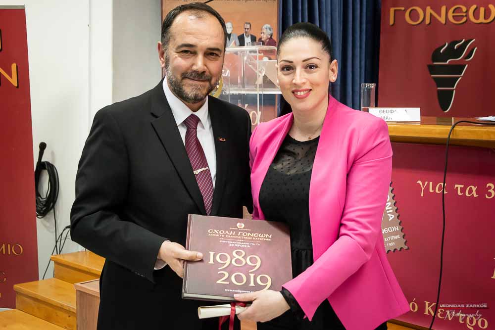 Πανηγυρική ήταν και η δεύτερη μέρα του συνεδρίου της Σχολής Γονέων, Ανοιχτό Πανεπιστήμιο Κατερίνης με θέμα: «ΕΦΗΒΕΙΑ ΚΑΙ ΣΥΓΧΡΟΝΗ ΚΟΙΝΩΝΙΑ». Το πρόγραμμα συντόνισε όπως και την πρώτη μέρα η δημοσιογράφος της ΕΡΤ κ Βίκυ Φλέσσα. Το Επετειακό Συνέδριο για τα 30 χρόνια της Σχολής άνοιξε με τη χορωδία των εκπαιδευτικών πρωτοβάθμιας εκπαίδευσης Πιερίας υπό την διεύθυνση του χοράρχη κ. Δημητρίου Καραμούζα με 4 χορωδιακά τραγούδια. Στη συνέχεια αναγνώσθηκαν μηνύματα της υπουργού Τουρισμού κ. Έλενας Κουντουρά, των βουλευτών της Ν.Δ. κ. Κωνσταντίνου Κουκοδήμου, και Κωνσταντίνου Γκιουλέκα, του στρατηγού Μιχαήλ Κωσταράκου και του Ιστορικού – Συγγραφέα κ. Βλάσση Αγτζίδη και το μήνυμα της αδερφοποίησης της Σχολής Γονέων Κατερίνης με τον Σύνδεσμο Επιστημόνων Πειραιώς που ανέγνωσε ο Πρόεδρος κ. Κωνσταντίνος Κορομπίλης.