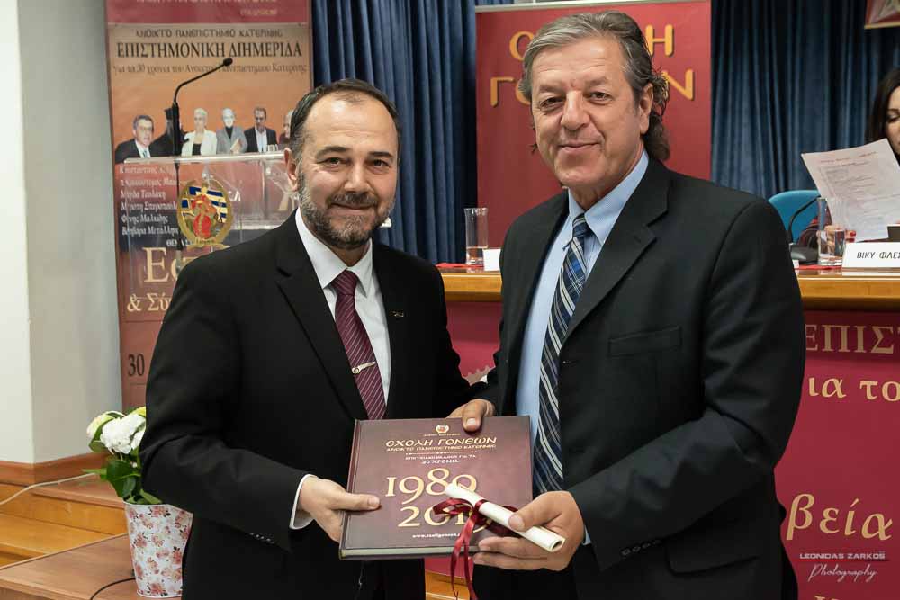 Πανηγυρική ήταν και η δεύτερη μέρα του συνεδρίου της Σχολής Γονέων, Ανοιχτό Πανεπιστήμιο Κατερίνης με θέμα: «ΕΦΗΒΕΙΑ ΚΑΙ ΣΥΓΧΡΟΝΗ ΚΟΙΝΩΝΙΑ». Το πρόγραμμα συντόνισε όπως και την πρώτη μέρα η δημοσιογράφος της ΕΡΤ κ Βίκυ Φλέσσα. Το Επετειακό Συνέδριο για τα 30 χρόνια της Σχολής άνοιξε με τη χορωδία των εκπαιδευτικών πρωτοβάθμιας εκπαίδευσης Πιερίας υπό την διεύθυνση του χοράρχη κ. Δημητρίου Καραμούζα με 4 χορωδιακά τραγούδια. Στη συνέχεια αναγνώσθηκαν μηνύματα της υπουργού Τουρισμού κ. Έλενας Κουντουρά, των βουλευτών της Ν.Δ. κ. Κωνσταντίνου Κουκοδήμου, και Κωνσταντίνου Γκιουλέκα, του στρατηγού Μιχαήλ Κωσταράκου και του Ιστορικού – Συγγραφέα κ. Βλάσση Αγτζίδη και το μήνυμα της αδερφοποίησης της Σχολής Γονέων Κατερίνης με τον Σύνδεσμο Επιστημόνων Πειραιώς που ανέγνωσε ο Πρόεδρος κ. Κωνσταντίνος Κορομπίλης.