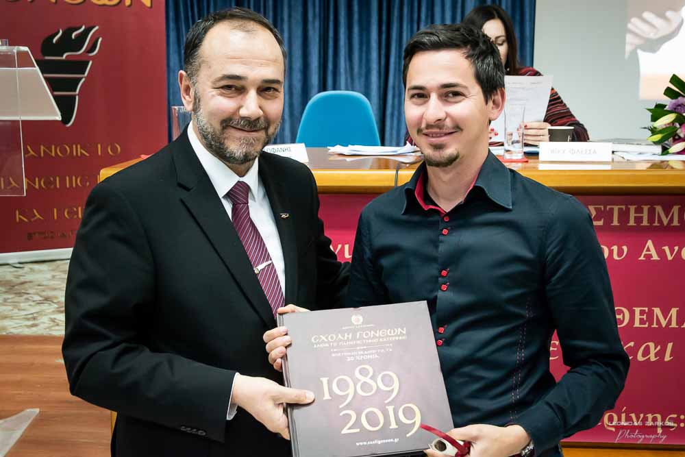 Πανηγυρική ήταν και η δεύτερη μέρα του συνεδρίου της Σχολής Γονέων, Ανοιχτό Πανεπιστήμιο Κατερίνης με θέμα: «ΕΦΗΒΕΙΑ ΚΑΙ ΣΥΓΧΡΟΝΗ ΚΟΙΝΩΝΙΑ». Το πρόγραμμα συντόνισε όπως και την πρώτη μέρα η δημοσιογράφος της ΕΡΤ κ Βίκυ Φλέσσα. Το Επετειακό Συνέδριο για τα 30 χρόνια της Σχολής άνοιξε με τη χορωδία των εκπαιδευτικών πρωτοβάθμιας εκπαίδευσης Πιερίας υπό την διεύθυνση του χοράρχη κ. Δημητρίου Καραμούζα με 4 χορωδιακά τραγούδια. Στη συνέχεια αναγνώσθηκαν μηνύματα της υπουργού Τουρισμού κ. Έλενας Κουντουρά, των βουλευτών της Ν.Δ. κ. Κωνσταντίνου Κουκοδήμου, και Κωνσταντίνου Γκιουλέκα, του στρατηγού Μιχαήλ Κωσταράκου και του Ιστορικού – Συγγραφέα κ. Βλάσση Αγτζίδη και το μήνυμα της αδερφοποίησης της Σχολής Γονέων Κατερίνης με τον Σύνδεσμο Επιστημόνων Πειραιώς που ανέγνωσε ο Πρόεδρος κ. Κωνσταντίνος Κορομπίλης.