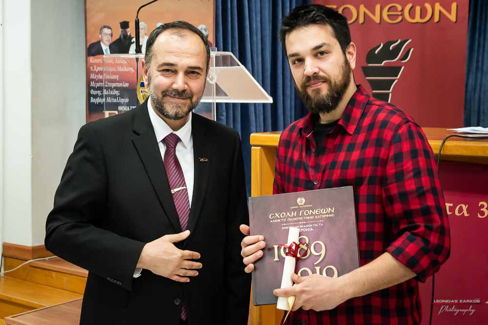 Πανηγυρική ήταν και η δεύτερη μέρα του συνεδρίου της Σχολής Γονέων, Ανοιχτό Πανεπιστήμιο Κατερίνης με θέμα: «ΕΦΗΒΕΙΑ ΚΑΙ ΣΥΓΧΡΟΝΗ ΚΟΙΝΩΝΙΑ». Το πρόγραμμα συντόνισε όπως και την πρώτη μέρα η δημοσιογράφος της ΕΡΤ κ Βίκυ Φλέσσα. Το Επετειακό Συνέδριο για τα 30 χρόνια της Σχολής άνοιξε με τη χορωδία των εκπαιδευτικών πρωτοβάθμιας εκπαίδευσης Πιερίας υπό την διεύθυνση του χοράρχη κ. Δημητρίου Καραμούζα με 4 χορωδιακά τραγούδια. Στη συνέχεια αναγνώσθηκαν μηνύματα της υπουργού Τουρισμού κ. Έλενας Κουντουρά, των βουλευτών της Ν.Δ. κ. Κωνσταντίνου Κουκοδήμου, και Κωνσταντίνου Γκιουλέκα, του στρατηγού Μιχαήλ Κωσταράκου και του Ιστορικού – Συγγραφέα κ. Βλάσση Αγτζίδη και το μήνυμα της αδερφοποίησης της Σχολής Γονέων Κατερίνης με τον Σύνδεσμο Επιστημόνων Πειραιώς που ανέγνωσε ο Πρόεδρος κ. Κωνσταντίνος Κορομπίλης.