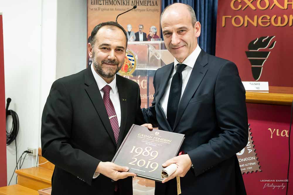 Πανηγυρική ήταν και η δεύτερη μέρα του συνεδρίου της Σχολής Γονέων, Ανοιχτό Πανεπιστήμιο Κατερίνης με θέμα: «ΕΦΗΒΕΙΑ ΚΑΙ ΣΥΓΧΡΟΝΗ ΚΟΙΝΩΝΙΑ». Το πρόγραμμα συντόνισε όπως και την πρώτη μέρα η δημοσιογράφος της ΕΡΤ κ Βίκυ Φλέσσα. Το Επετειακό Συνέδριο για τα 30 χρόνια της Σχολής άνοιξε με τη χορωδία των εκπαιδευτικών πρωτοβάθμιας εκπαίδευσης Πιερίας υπό την διεύθυνση του χοράρχη κ. Δημητρίου Καραμούζα με 4 χορωδιακά τραγούδια. Στη συνέχεια αναγνώσθηκαν μηνύματα της υπουργού Τουρισμού κ. Έλενας Κουντουρά, των βουλευτών της Ν.Δ. κ. Κωνσταντίνου Κουκοδήμου, και Κωνσταντίνου Γκιουλέκα, του στρατηγού Μιχαήλ Κωσταράκου και του Ιστορικού – Συγγραφέα κ. Βλάσση Αγτζίδη και το μήνυμα της αδερφοποίησης της Σχολής Γονέων Κατερίνης με τον Σύνδεσμο Επιστημόνων Πειραιώς που ανέγνωσε ο Πρόεδρος κ. Κωνσταντίνος Κορομπίλης.