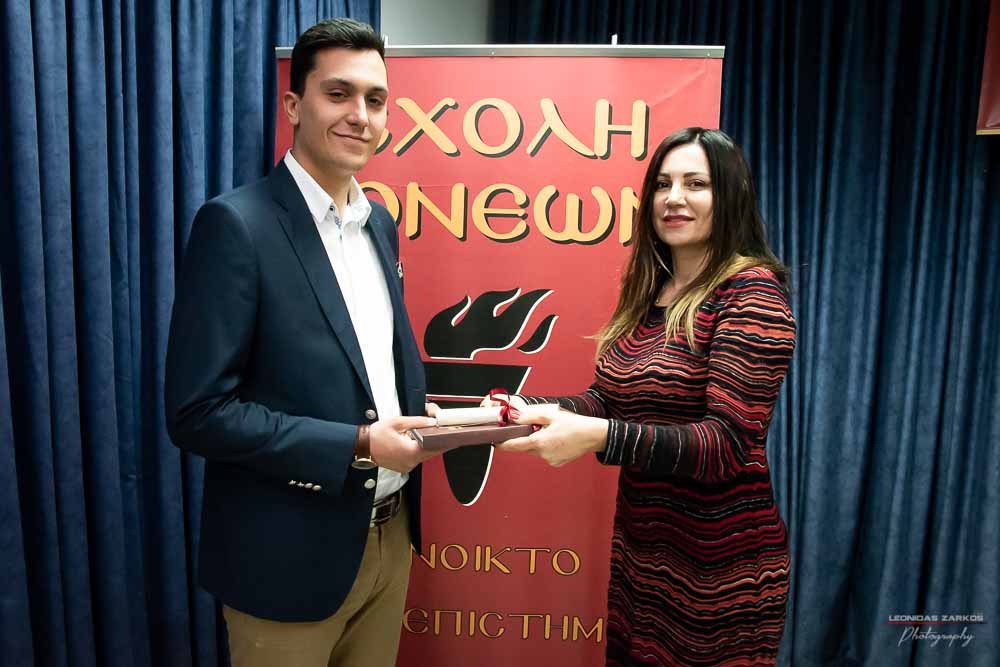 Πανηγυρική ήταν και η δεύτερη μέρα του συνεδρίου της Σχολής Γονέων, Ανοιχτό Πανεπιστήμιο Κατερίνης με θέμα: «ΕΦΗΒΕΙΑ ΚΑΙ ΣΥΓΧΡΟΝΗ ΚΟΙΝΩΝΙΑ». Το πρόγραμμα συντόνισε όπως και την πρώτη μέρα η δημοσιογράφος της ΕΡΤ κ Βίκυ Φλέσσα. Το Επετειακό Συνέδριο για τα 30 χρόνια της Σχολής άνοιξε με τη χορωδία των εκπαιδευτικών πρωτοβάθμιας εκπαίδευσης Πιερίας υπό την διεύθυνση του χοράρχη κ. Δημητρίου Καραμούζα με 4 χορωδιακά τραγούδια. Στη συνέχεια αναγνώσθηκαν μηνύματα της υπουργού Τουρισμού κ. Έλενας Κουντουρά, των βουλευτών της Ν.Δ. κ. Κωνσταντίνου Κουκοδήμου, και Κωνσταντίνου Γκιουλέκα, του στρατηγού Μιχαήλ Κωσταράκου και του Ιστορικού – Συγγραφέα κ. Βλάσση Αγτζίδη και το μήνυμα της αδερφοποίησης της Σχολής Γονέων Κατερίνης με τον Σύνδεσμο Επιστημόνων Πειραιώς που ανέγνωσε ο Πρόεδρος κ. Κωνσταντίνος Κορομπίλης.