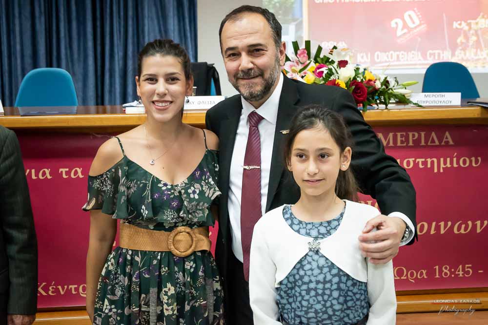 Πανηγυρική ήταν και η δεύτερη μέρα του συνεδρίου της Σχολής Γονέων, Ανοιχτό Πανεπιστήμιο Κατερίνης με θέμα: «ΕΦΗΒΕΙΑ ΚΑΙ ΣΥΓΧΡΟΝΗ ΚΟΙΝΩΝΙΑ». Το πρόγραμμα συντόνισε όπως και την πρώτη μέρα η δημοσιογράφος της ΕΡΤ κ Βίκυ Φλέσσα. Το Επετειακό Συνέδριο για τα 30 χρόνια της Σχολής άνοιξε με τη χορωδία των εκπαιδευτικών πρωτοβάθμιας εκπαίδευσης Πιερίας υπό την διεύθυνση του χοράρχη κ. Δημητρίου Καραμούζα με 4 χορωδιακά τραγούδια. Στη συνέχεια αναγνώσθηκαν μηνύματα της υπουργού Τουρισμού κ. Έλενας Κουντουρά, των βουλευτών της Ν.Δ. κ. Κωνσταντίνου Κουκοδήμου, και Κωνσταντίνου Γκιουλέκα, του στρατηγού Μιχαήλ Κωσταράκου και του Ιστορικού – Συγγραφέα κ. Βλάσση Αγτζίδη και το μήνυμα της αδερφοποίησης της Σχολής Γονέων Κατερίνης με τον Σύνδεσμο Επιστημόνων Πειραιώς που ανέγνωσε ο Πρόεδρος κ. Κωνσταντίνος Κορομπίλης.
