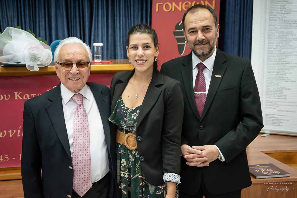 Πανηγυρική ήταν και η δεύτερη μέρα του συνεδρίου της Σχολής Γονέων, Ανοιχτό Πανεπιστήμιο Κατερίνης με θέμα: «ΕΦΗΒΕΙΑ ΚΑΙ ΣΥΓΧΡΟΝΗ ΚΟΙΝΩΝΙΑ». Το πρόγραμμα συντόνισε όπως και την πρώτη μέρα η δημοσιογράφος της ΕΡΤ κ Βίκυ Φλέσσα. Το Επετειακό Συνέδριο για τα 30 χρόνια της Σχολής άνοιξε με τη χορωδία των εκπαιδευτικών πρωτοβάθμιας εκπαίδευσης Πιερίας υπό την διεύθυνση του χοράρχη κ. Δημητρίου Καραμούζα με 4 χορωδιακά τραγούδια. Στη συνέχεια αναγνώσθηκαν μηνύματα της υπουργού Τουρισμού κ. Έλενας Κουντουρά, των βουλευτών της Ν.Δ. κ. Κωνσταντίνου Κουκοδήμου, και Κωνσταντίνου Γκιουλέκα, του στρατηγού Μιχαήλ Κωσταράκου και του Ιστορικού – Συγγραφέα κ. Βλάσση Αγτζίδη και το μήνυμα της αδερφοποίησης της Σχολής Γονέων Κατερίνης με τον Σύνδεσμο Επιστημόνων Πειραιώς που ανέγνωσε ο Πρόεδρος κ. Κωνσταντίνος Κορομπίλης.