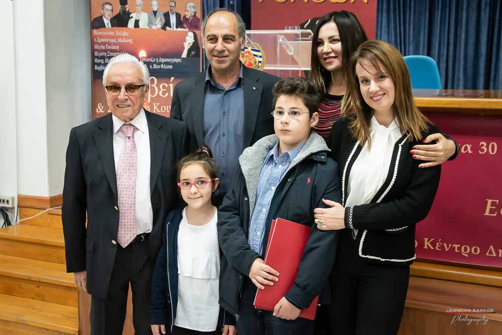 Πανηγυρική ήταν και η δεύτερη μέρα του συνεδρίου της Σχολής Γονέων, Ανοιχτό Πανεπιστήμιο Κατερίνης με θέμα: «ΕΦΗΒΕΙΑ ΚΑΙ ΣΥΓΧΡΟΝΗ ΚΟΙΝΩΝΙΑ». Το πρόγραμμα συντόνισε όπως και την πρώτη μέρα η δημοσιογράφος της ΕΡΤ κ Βίκυ Φλέσσα. Το Επετειακό Συνέδριο για τα 30 χρόνια της Σχολής άνοιξε με τη χορωδία των εκπαιδευτικών πρωτοβάθμιας εκπαίδευσης Πιερίας υπό την διεύθυνση του χοράρχη κ. Δημητρίου Καραμούζα με 4 χορωδιακά τραγούδια. Στη συνέχεια αναγνώσθηκαν μηνύματα της υπουργού Τουρισμού κ. Έλενας Κουντουρά, των βουλευτών της Ν.Δ. κ. Κωνσταντίνου Κουκοδήμου, και Κωνσταντίνου Γκιουλέκα, του στρατηγού Μιχαήλ Κωσταράκου και του Ιστορικού – Συγγραφέα κ. Βλάσση Αγτζίδη και το μήνυμα της αδερφοποίησης της Σχολής Γονέων Κατερίνης με τον Σύνδεσμο Επιστημόνων Πειραιώς που ανέγνωσε ο Πρόεδρος κ. Κωνσταντίνος Κορομπίλης.