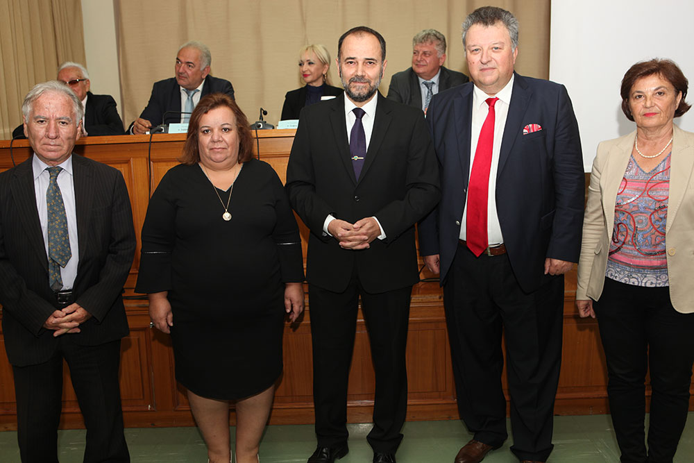 Εξαιρετική επιτυχία σημείωσε η παρουσίαση του επετειακού και συλλεκτικού Λευκώματος για τα 30 χρόνια της Σχολής Γονέων – Ανοικτό Πανεπιστήμιο Κατερίνης την Κυριακή 7 Οκτωβρίου 2018. Το λεύκωμα προλόγισαν ο Δήμαρχος Κατερίνης κ.Σάββας Χιονίδης, η Αντιπεριφερειάρχης Πιερίας κ. Σοφία Μαυρίδου, ο Πρόεδρος του ΣΕΒΕ κ. Γιώργος Κωνσταντόπουλος και ο ιδρυτής της κ. Δημήτριος Δημηνάς
