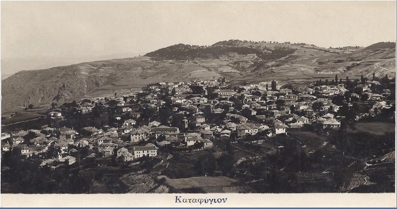 Την εκδήλωση άνοιξε ο κ. Σατραζέμης και θέμα της εισηγήσεως του «Η Ζωή στα ορεινά χωριά των Πιερίων στην Οθωμανική Κατοχή. Το παράδειγμα του Καταφυγίου». Ο ομιλητής αναφέρθηκε στην ανάγκη ανάδειξης της τοπικής ιστορίας κατά την περίοδο της Οθωμανικής Κατοχής και στην ύπαρξη νέων γραπτών αποδείξεων για τους χρόνους των πρώιμων χρόνων (15ος – 16ος αιώνας). Αρχικά, ο κ. Σατραζέμης ανέλυσε το ιστορικό πλαίσιο μέσα στο οποίο δημιουργήθηκαν τα ορεινά χωριά, τους λόγους της δημιουργίας των ορεινών κοινοτήτων, την οικονομική και κοινωνική κατάσταση με επίκεντρο το χωριό Καταφύγι και τον χρόνο ίδρυσης του Καταφυγίου. Συνεχίζοντας, παρουσίασε νέα στοιχεία που υπάρχουν από Οθωμανικές πηγές, για τα ορεινά χωριά από τον 16ο αιώνα, για την επαρχία των Σερβίων τον 16ο αιώνα και για την δημιουργία των ορεινών χωριών μέσα από το έργο των Καμπουρίδη Κώστα και Σαλακίδη Γεώργιου. Τέλος, με μια ευσύνοπτη παρουσίαση, αναφέρθηκε στην ζωή, στις δραστηριότητες στο ορεινό Καταφύγι από το 1498 έως το 1613 αλλά και στην φωτιά που έβαλαν οι Γερμανοί κατακτητές τον χειμώνα του 1943 εξαναγκάζοντας τους Καταφυγιώτες να έρθουν στην Κατερίνη και να δημιουργήσουν την νέα τους Πατρίδα τον συνοικισμό των Καταφυγιωτών. Το θέμα της δεύτερης εισήγησης «Η Επανάσταση στην Μακεδονία: Θυσία υπό εξαιρετικά δυσμενείς συνθήκες» αναλύθηκε από τον Ιστορικό, Στρατηγικό Αναλυτή & Εταίρο του Κέντρου Μελετών Ασφάλειας της Γενεύης κ. Κωνσταντίνο Λαμπρόπουλο. Ξεκινώντας ο κ. Λαμπρόπουλος αναφέρθηκε στην αξία της επανάστασης στην Μακεδονία και στην στρατηγική της σημασία συνολικά για την Ελληνική Επανάσταση.