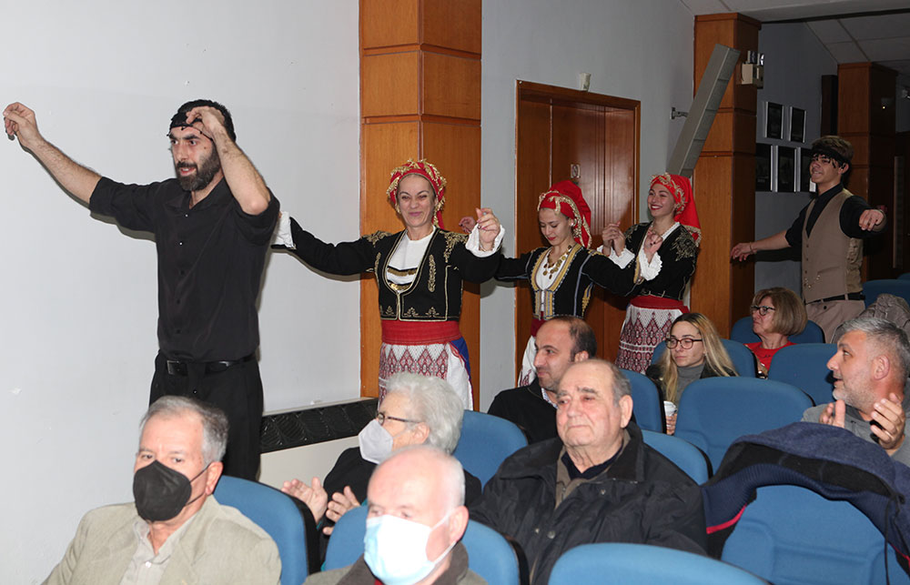 Ο Γενικός Διευθυντής του Εθνικού Ιδρύματος Ερευνών και Μελετών «Ελευθέριος Κ. Βενιζέλος» Νικόλαος Εμμ. Παπαδάκης-Παπαδής από την Σχολή Γονέων Κατερίνης: Η Ελλάδα πήγε στην Σμύρνη ως απελευθερωτής. Δεν πήγε ως κατακτητής. Η συνθήκη της Λωζάνης ήταν ένας θρίαμβος του Ελ. Βενιζέλου. «Κέρδισε» από τις διεκδικήσεις της Τουρκίας την Δυτική Θράκη, τα νησιά του Αιγαίου, Ολόκληρο τον Πολεμικό Στόλο της Ελλάδος, την έξωση του Οικουμενικού Πατριαρχείου και μια θηριώδης Πολεμική αποζημίωση! Ο Ελληνικός στρατός καταδικάστηκε σε ακινησία και αδράνεια για περισσότερο από ένα χρόνο το 1921. Κατέρρευσε πρώτα ηθικά και μετά οικονομικά, κοινωνικά και στρατιωτικά. Ποτέ μόνοι χωρίς συμμάχους από τώρα και εις το μέλλον.
