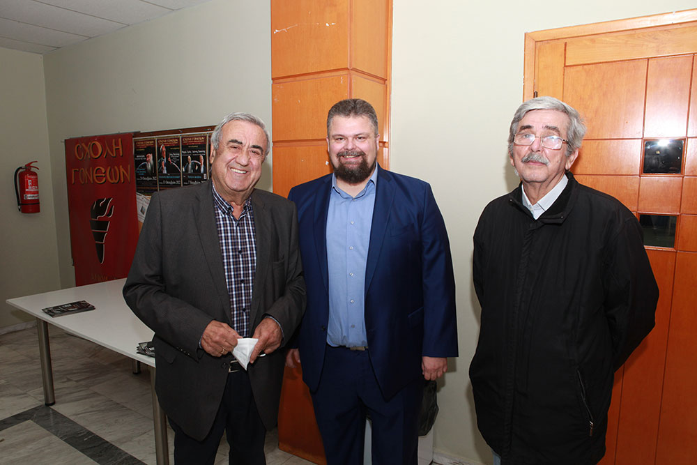 Ο Γενικός Διευθυντής του Εθνικού Ιδρύματος Ερευνών και Μελετών «Ελευθέριος Κ. Βενιζέλος» Νικόλαος Εμμ. Παπαδάκης-Παπαδής από την Σχολή Γονέων Κατερίνης: Η Ελλάδα πήγε στην Σμύρνη ως απελευθερωτής. Δεν πήγε ως κατακτητής. Η συνθήκη της Λωζάνης ήταν ένας θρίαμβος του Ελ. Βενιζέλου. «Κέρδισε» από τις διεκδικήσεις της Τουρκίας την Δυτική Θράκη, τα νησιά του Αιγαίου, Ολόκληρο τον Πολεμικό Στόλο της Ελλάδος, την έξωση του Οικουμενικού Πατριαρχείου και μια θηριώδης Πολεμική αποζημίωση! Ο Ελληνικός στρατός καταδικάστηκε σε ακινησία και αδράνεια για περισσότερο από ένα χρόνο το 1921. Κατέρρευσε πρώτα ηθικά και μετά οικονομικά, κοινωνικά και στρατιωτικά. Ποτέ μόνοι χωρίς συμμάχους από τώρα και εις το μέλλον.